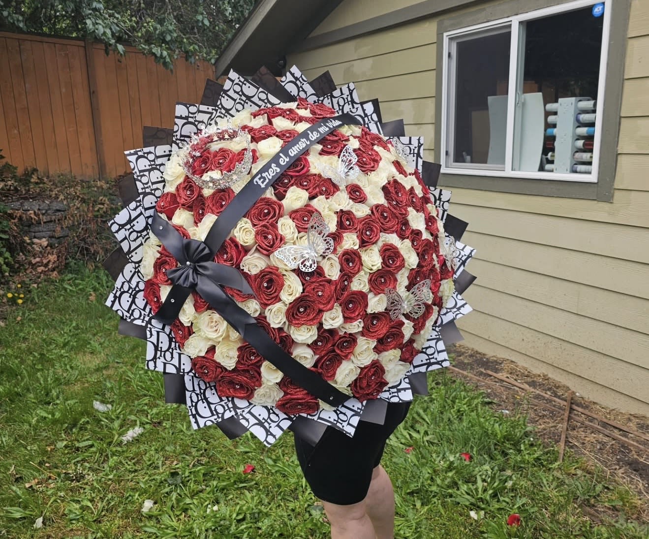 The Duchess  - This is all you need to make that special person fall in love. Surprise she or he with an elegant white and red glitter roses bouquet. Our hand-tied bouquets are delicately arranged combining pure Ecuadorian roses.  This amazing Buchon includes: 300 White &amp; Red Glitter Roses -150 white 80cm Premium Long stem Ecuadorean roses  -150 Red glitter Premium Long stem Ecuadorean roses -Custom ribbon (wording of your choice) -Full head silver crown  -gems ( on red glitter roses) -butterflies  -Wrapped with Black and white DEOR paper.   “NOTICE”  We are dedicated to delivering your emotional sentiments with the utmost care, ensuring that each arrangement is fresh, beautiful, and arrives on time. Due to the natural variability of flowers, as well as seasonal and regional availability, substitutions may occasionally be necessary. Rest assured, any substitutions will be of equal or greater value, and we will make every effort to preserve the overall design, including the shape, size, style, and color combinations of the arrangement. In the case of single-variety arrangements, the specific variety will take precedence over color to maintain the intended look and feel. Thank you in advance for understanding that flowers are a natural product and may vary slightly in appearance.   