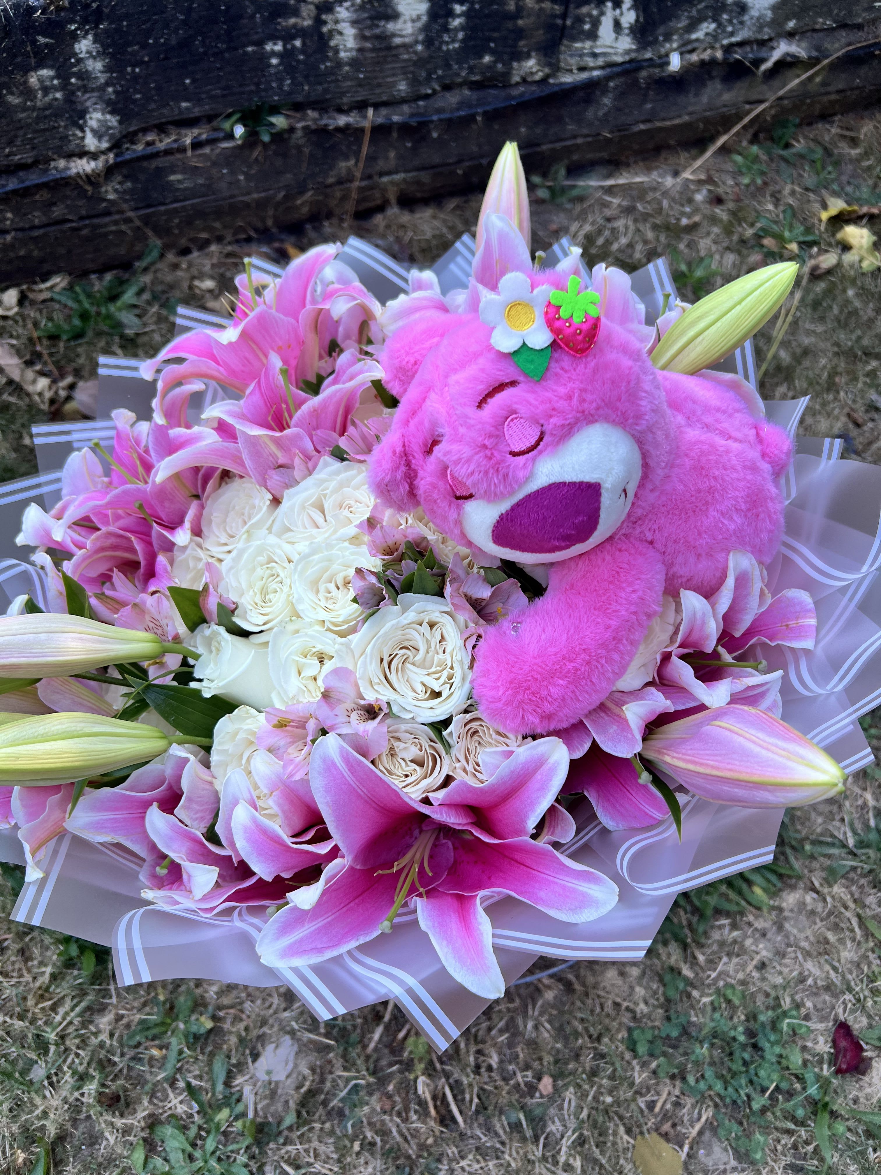 Pretty Lot-so  Bouquet  - This beautiful bouquet includes:  -25 to 75 White roses + Pink  Alstroemeria +Pink Lilies (rose ct depends on the size selected) -small Lot-so plushie  -Transparent lite pink wrapping paper.
