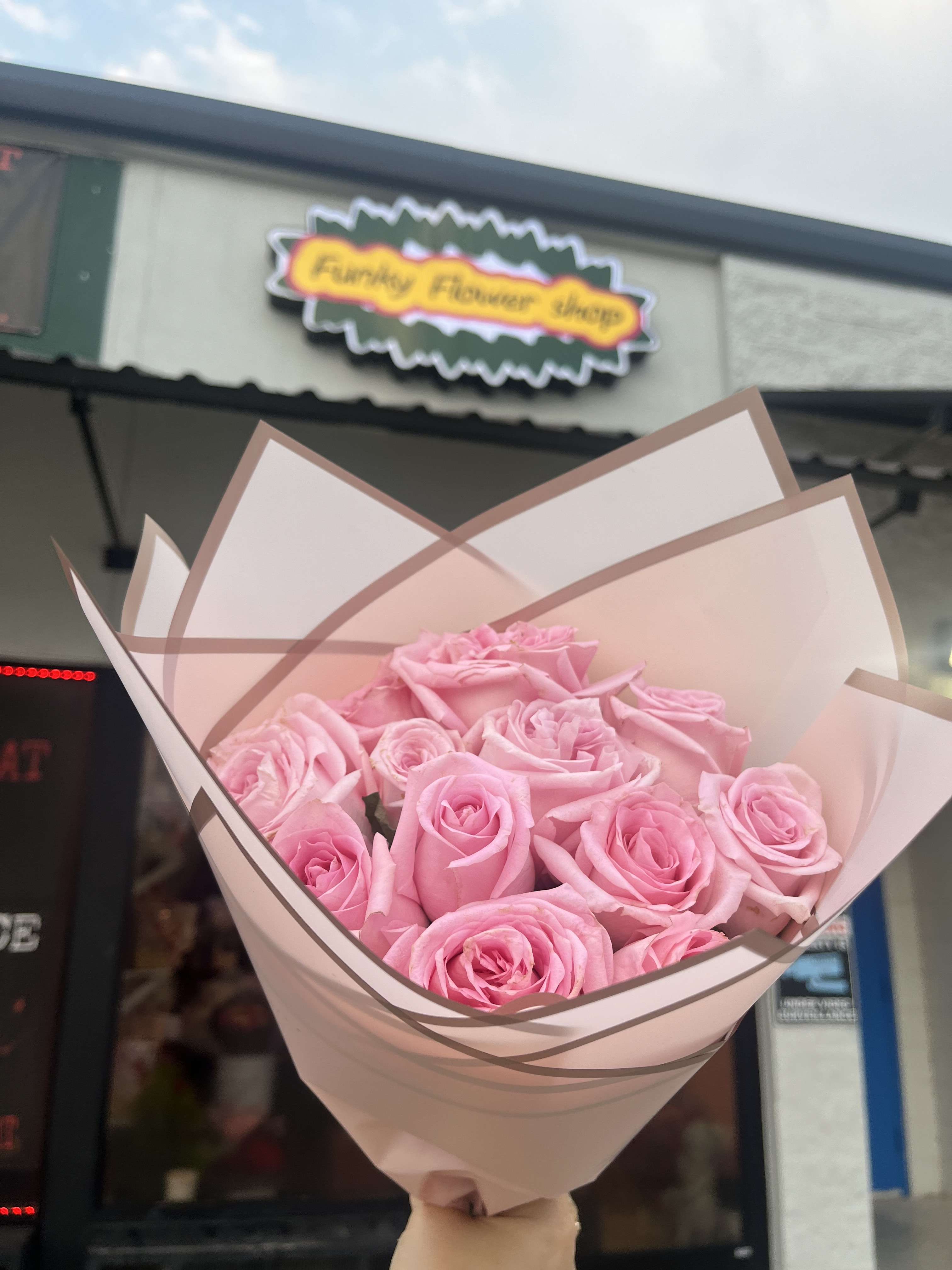 Dozen pink roses - 1 dozen roses with paper With pink sleeve