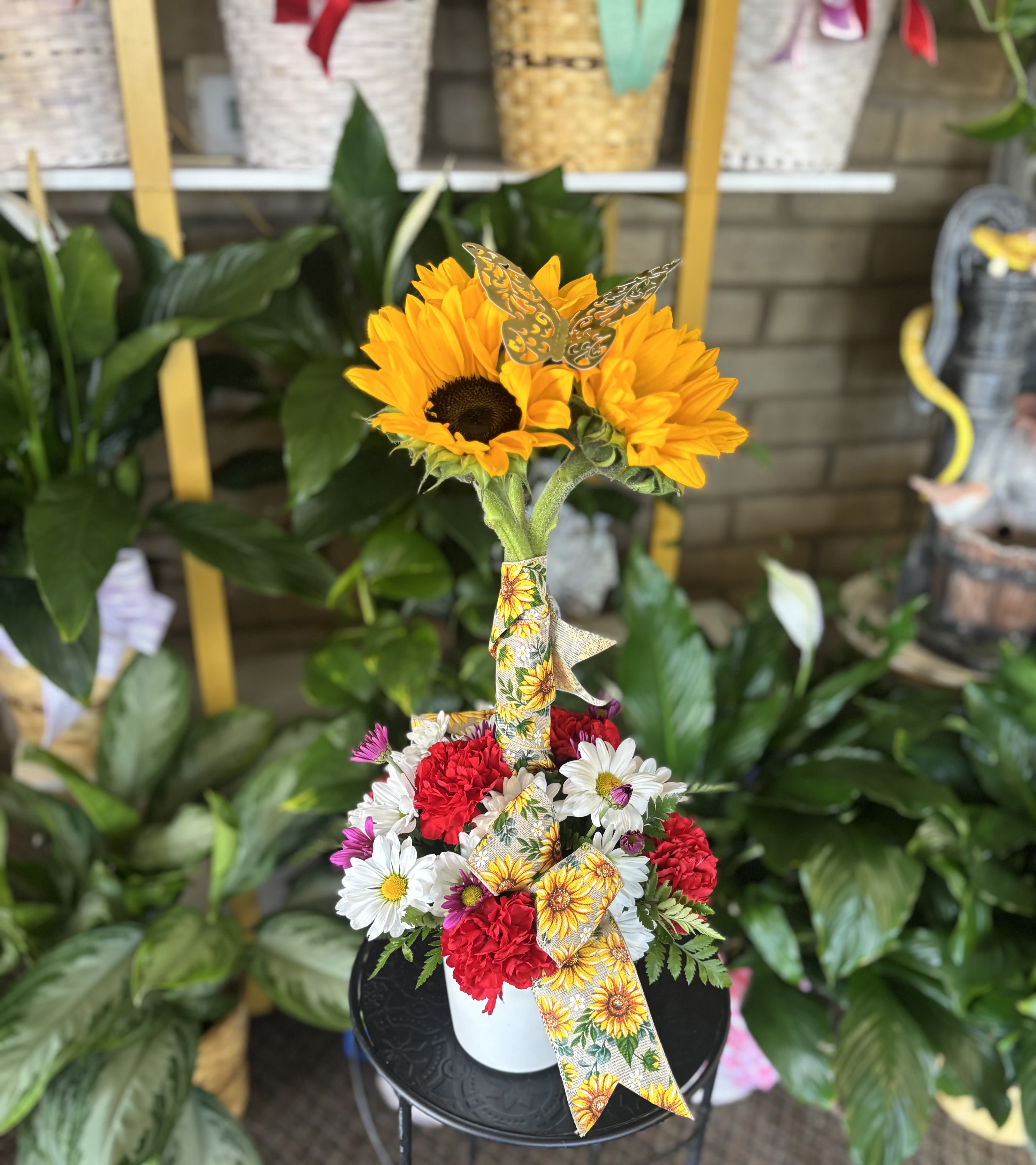 SunFlower Dish  - Fresh flowers in vase setting 