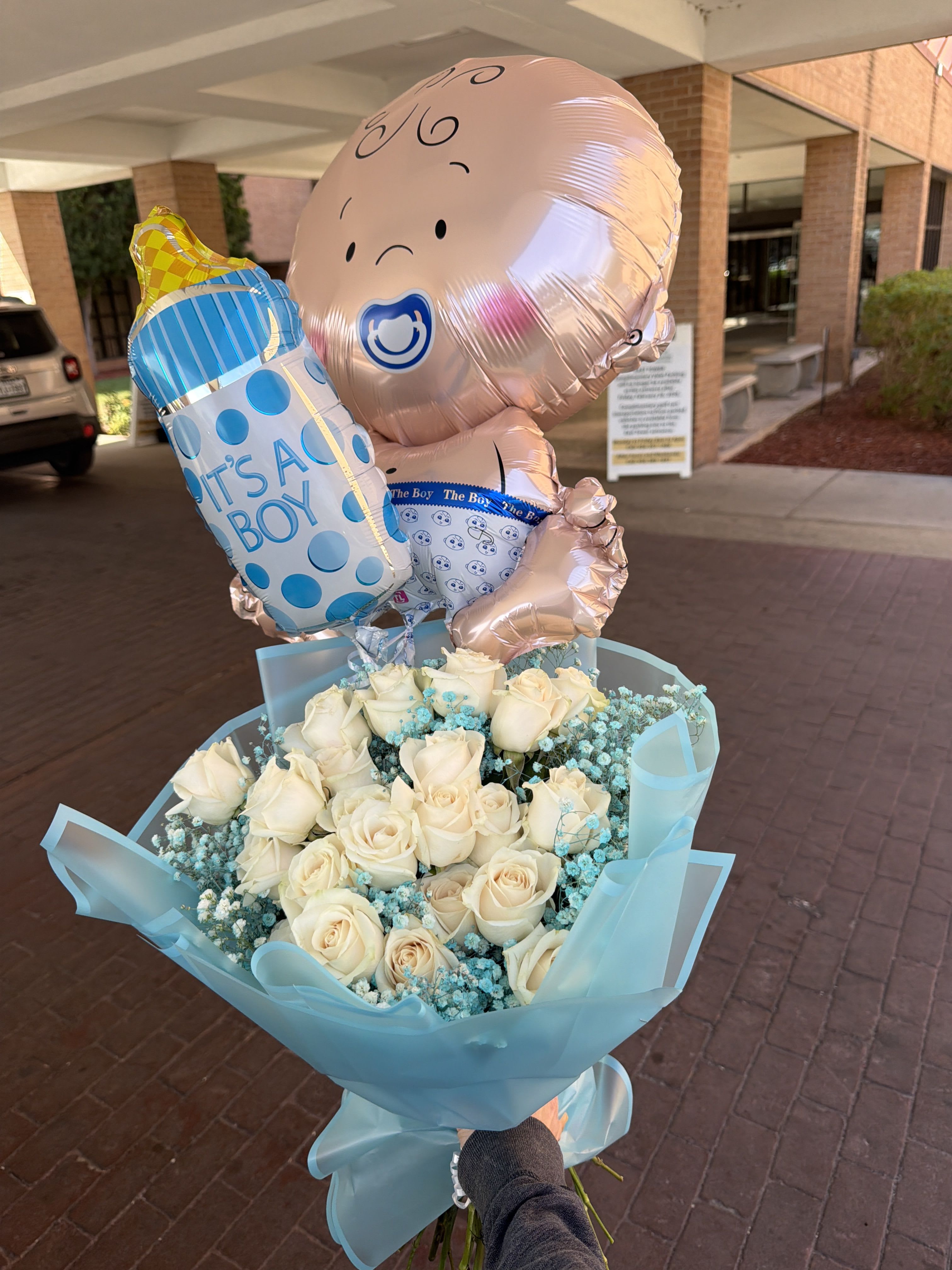 welcome baby with balloons - averages 24 white Ecuadorian roses with teal babies breathe, and a 2 baby balloons