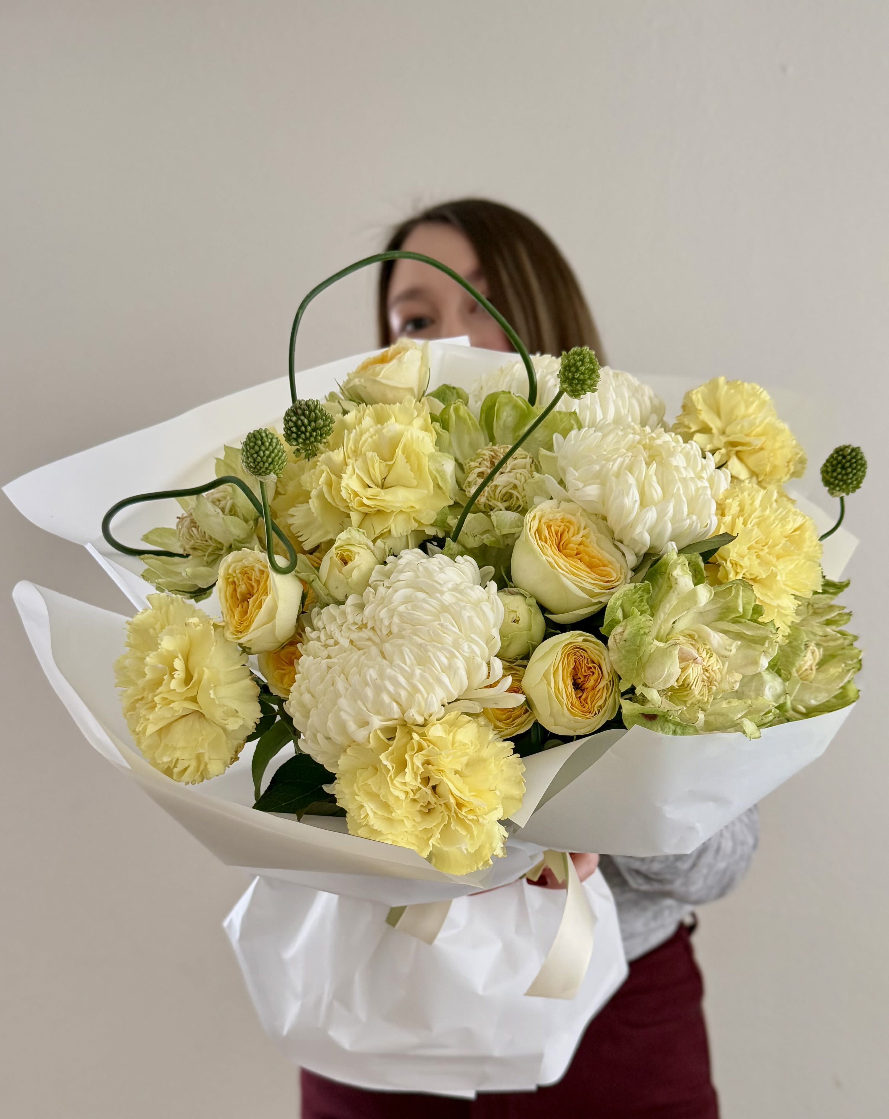Lemon Cream Bouquet - A fresh and elegant mix of garden roses, pots, and carnations in soft lemon and ivory tones. Bright yet delicate, this bouquet feels warm, joyful, and effortlessly chic. Perfect for celebrations, thank-you gifts, or simply to brighten someone’s day. Freshly wrapped and ready for delivery.