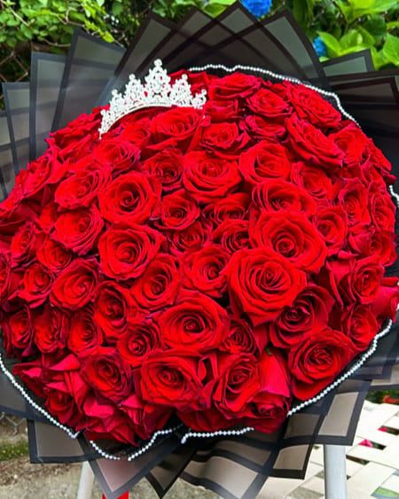 Ramo Buchon - 100 Count - Make a statement with this selection of premium rose arrangement, 60 cm long Ramo Buchon style. Our most premium deluxe freedom roses imported from south America presented in a lush &amp; eye-catching elegant bouquet. (Tiara not included) Also Available in sizes Deluxe (150) &amp; Premium (200) Count