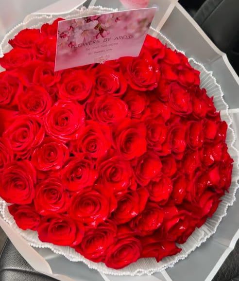 Ramo Buchon -75 Count - Make a statement with this selection of premium rose arrangement, 60 cm long Ramo Buchon style. Our most premium deluxe freedom roses imported from south America presented in a lush &amp; eye-catching elegant bouquet. (Tiara not included) Also Available in sizes Deluxe (100) &amp; Premium (150) Count