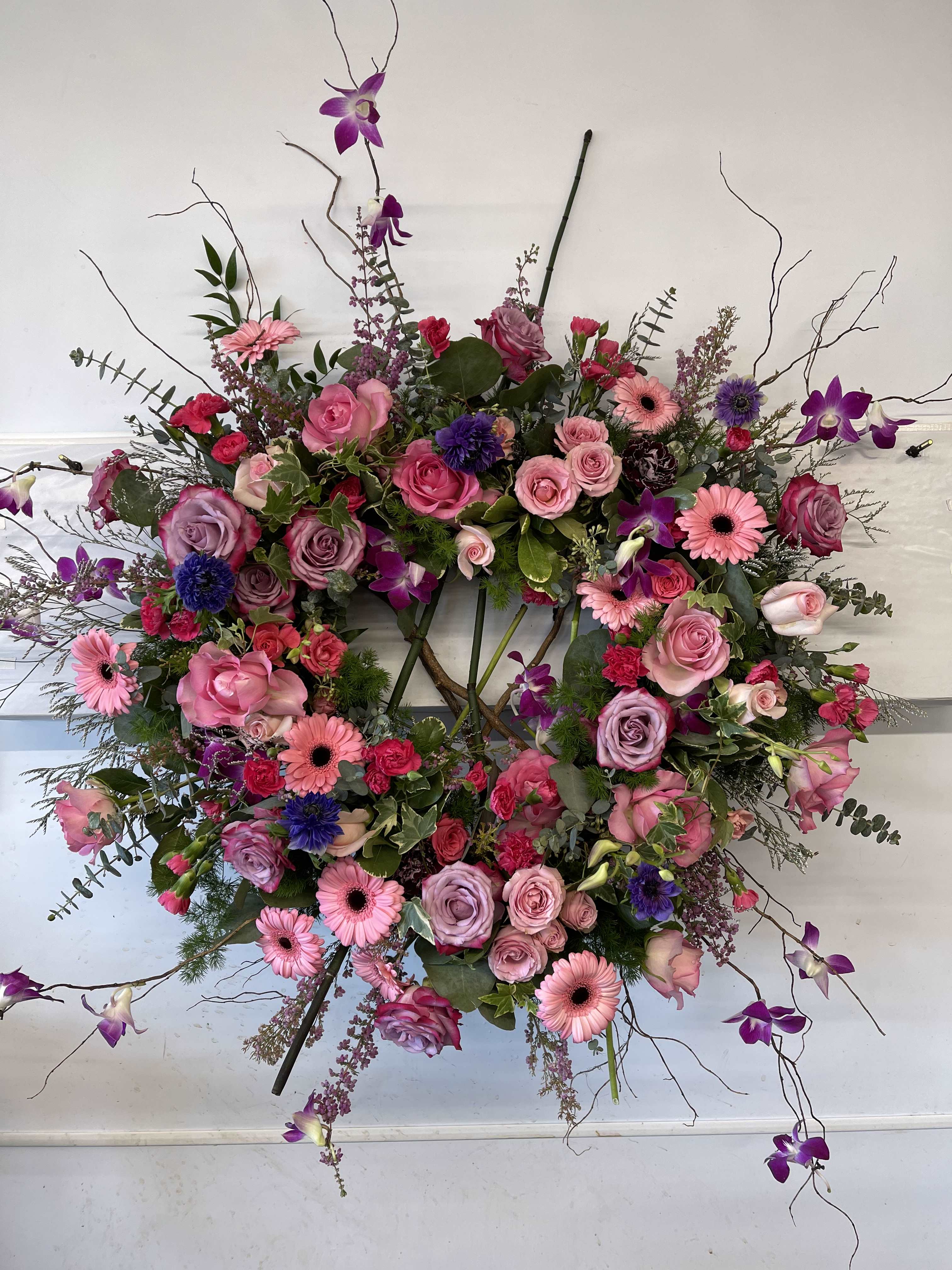 WR Magnificent  - Beautiful loose design wreath with a modern look