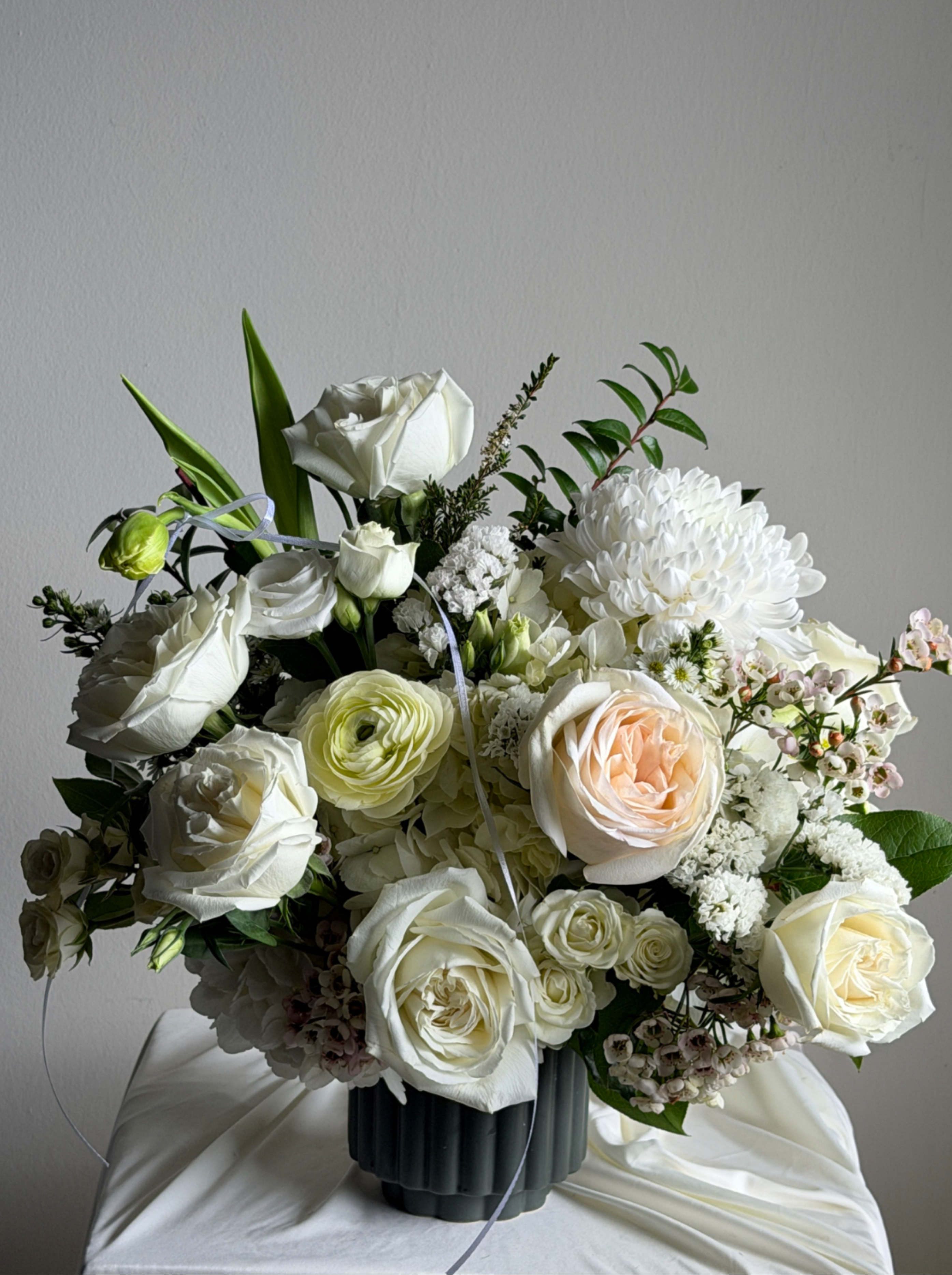 White and elegant Vase! - a not so classic Vase elegantly decorated with white flowers, a beautiful way to say: I'm with you!  Substitution Policy: We do everything possible to do flowers of your choice are as similar as possible to the referential photos. In the same way, it is important to clarify that according to the season, some flowers are replaced, taking care of the color palette and quality. substitution will be equal or higher flower value.