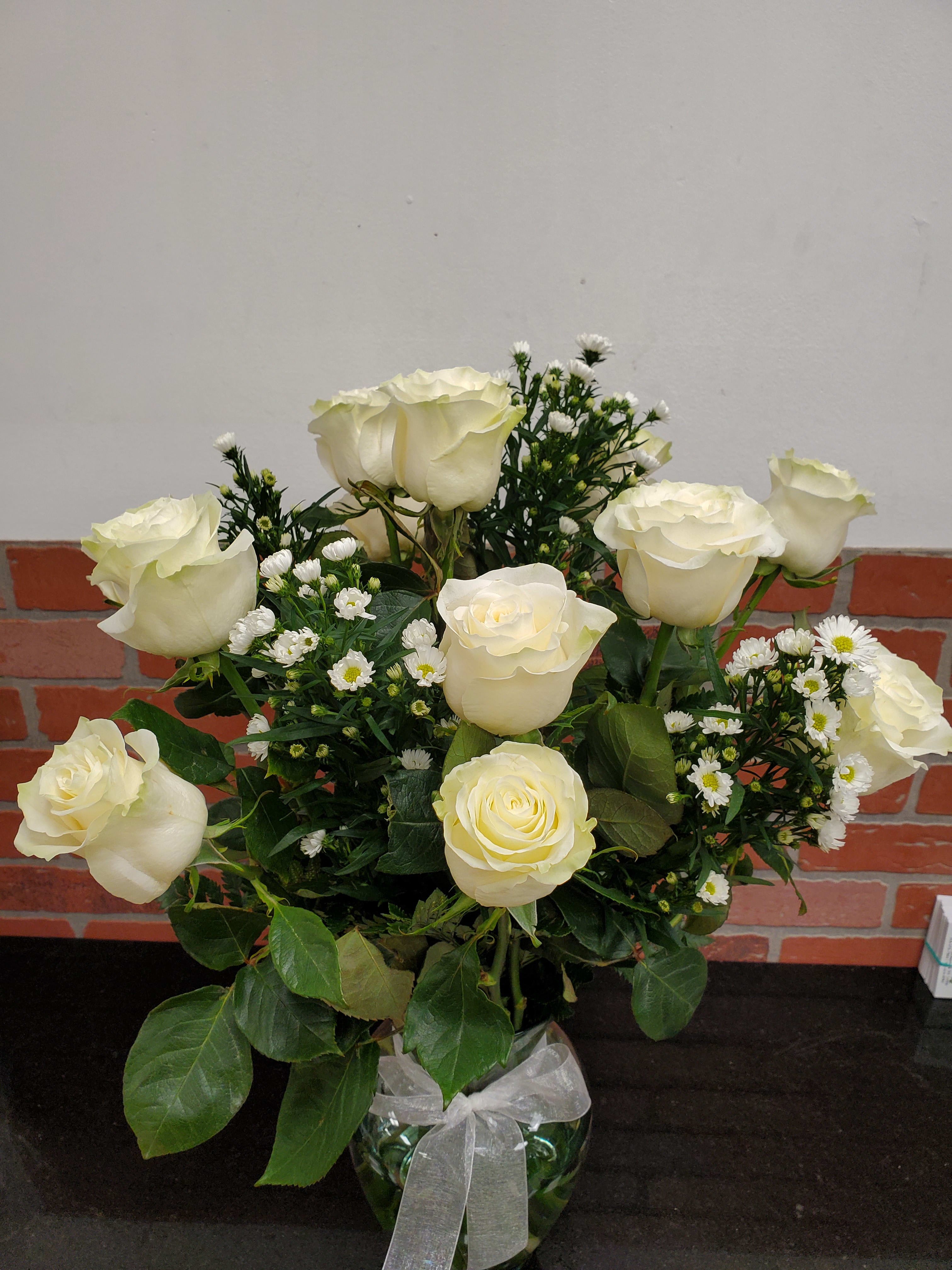 Beautiful White Rose's  - 12 white roses in a nice clear vase with white monte casino, Deluxe 18 rose, premium 24