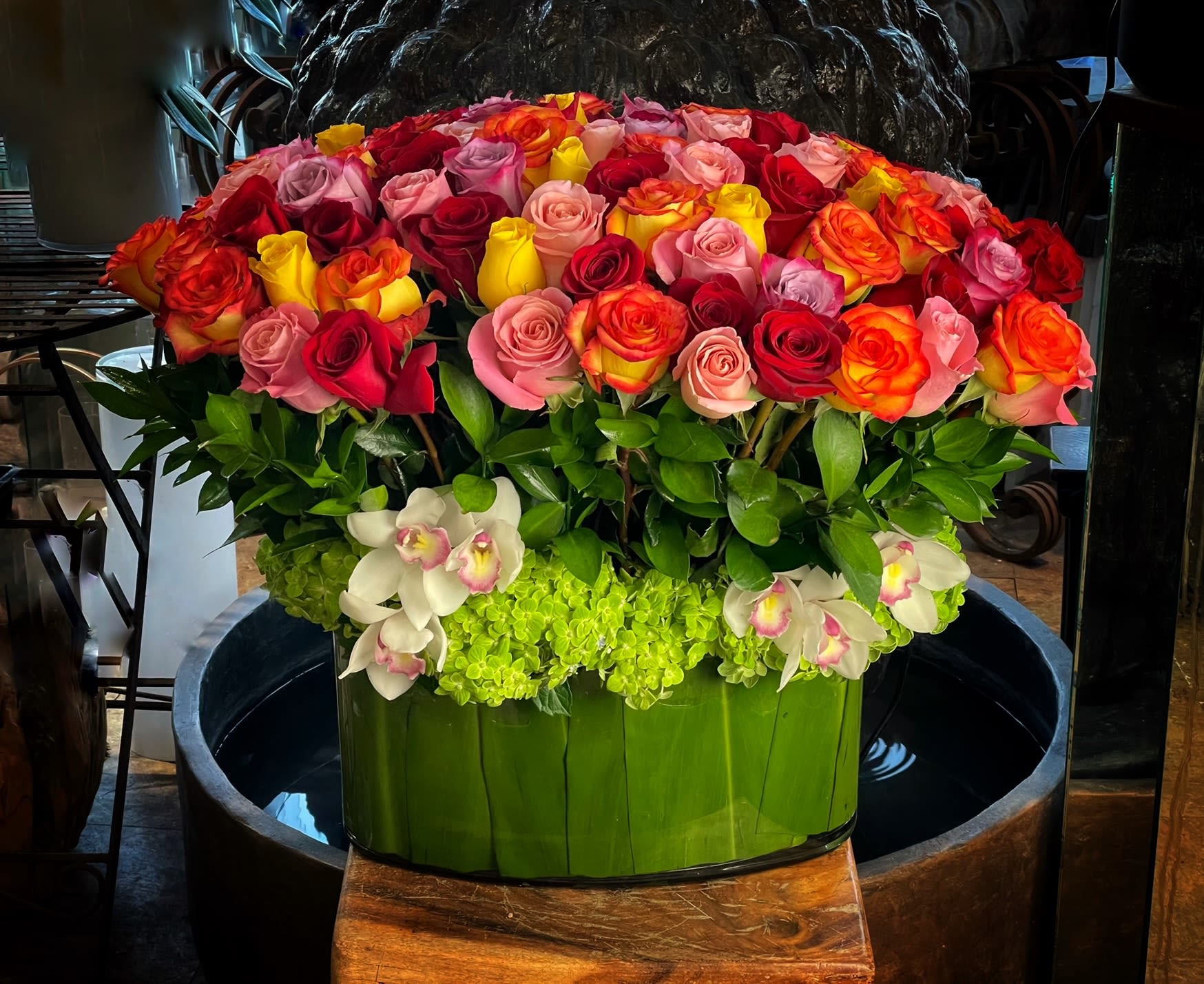 Bellagio  - 100 Premium Ecuadorian Roses, Hydrangeas, Cymbidium Orchid, and nice greens in glass vase.  (If you want them in one color, please let us know in description)