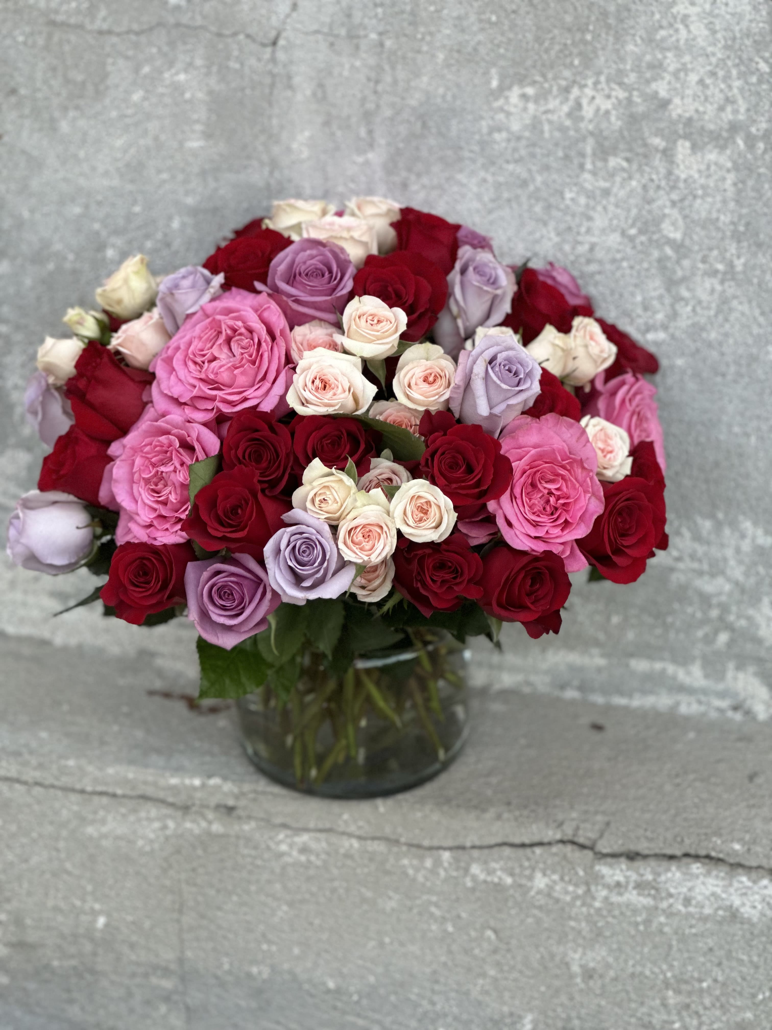 beautiful roses for a beautiful Lady - This gorgeous bouquet of large roses and baby spray is roses is fit for Saying thinking of you with this lovely unique floral bouquet, consisting of garden roses spray roses, Ecuadorian roses. It is beautiful, a bundle of fragrance.