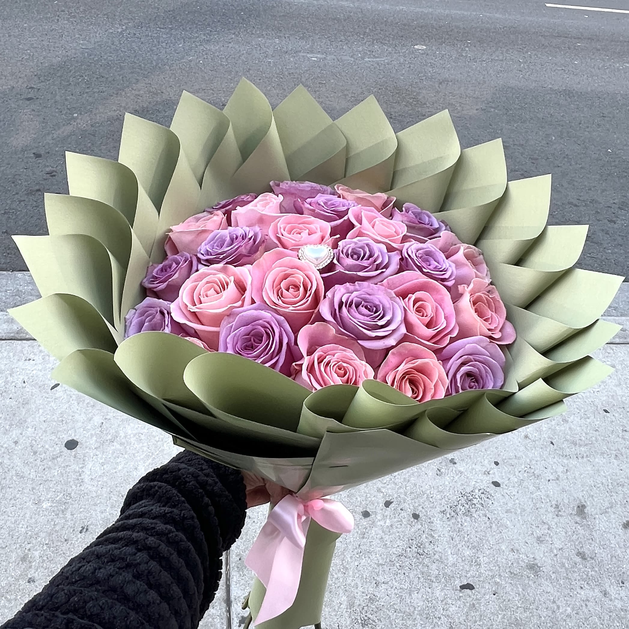 25 Roses - Bouquet With Pink And Purple Roses  - Buyer will receive 25 Roses in total 