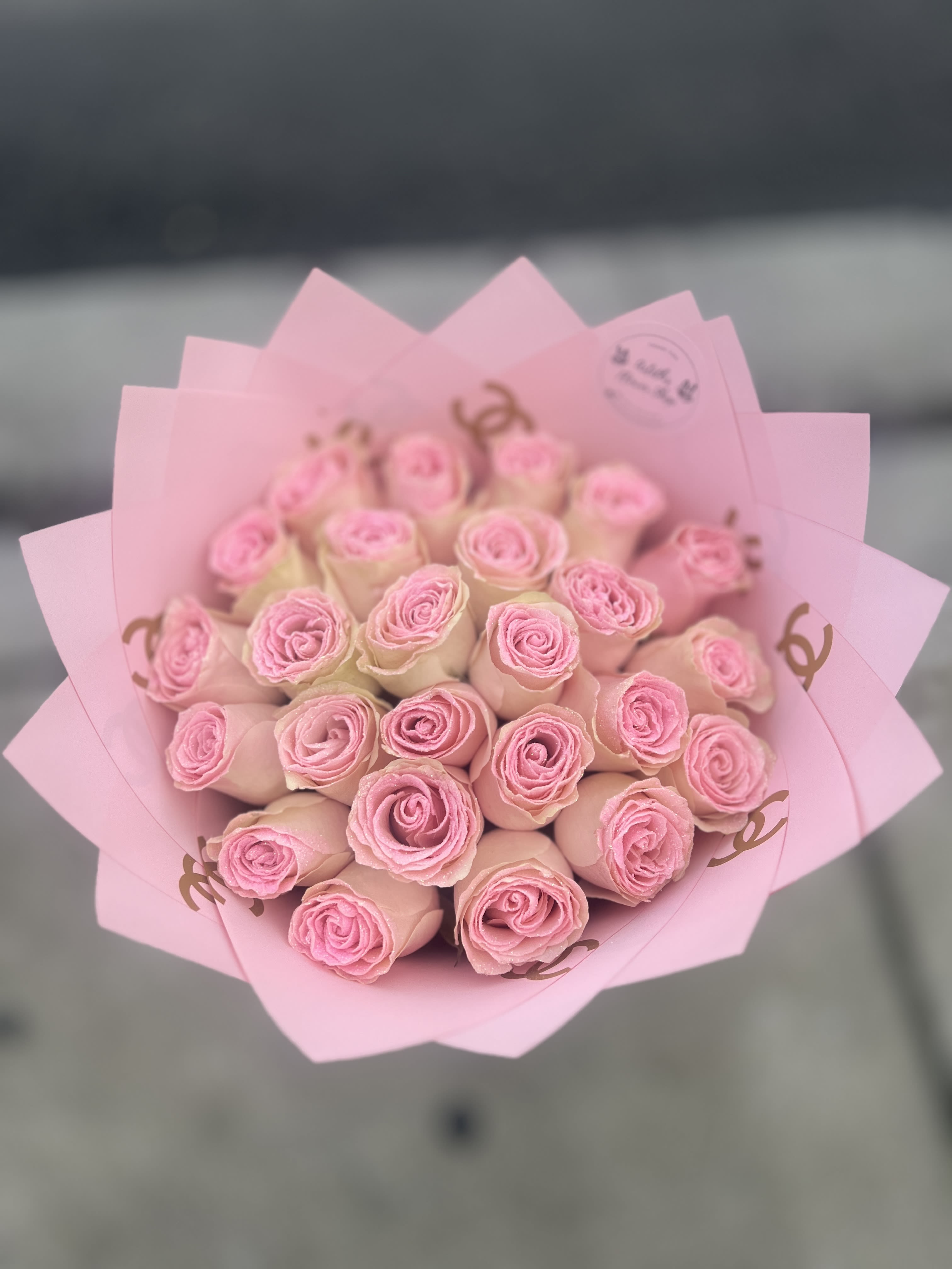 25 Roses - Bouquet With Pink Roses &amp; Glitter  - Buyer will receive a bouquet with 25 Pink roses with glitter. 