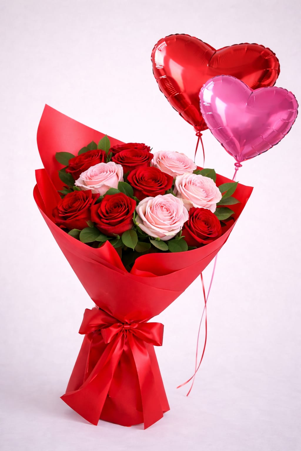 Set of Roses and Balloons - An elegant bouquet of red and pink roses with  heart shape balloons. Perfect gift for Valentine's Day or any moment when words are not enough. In the photo STANDARD size.