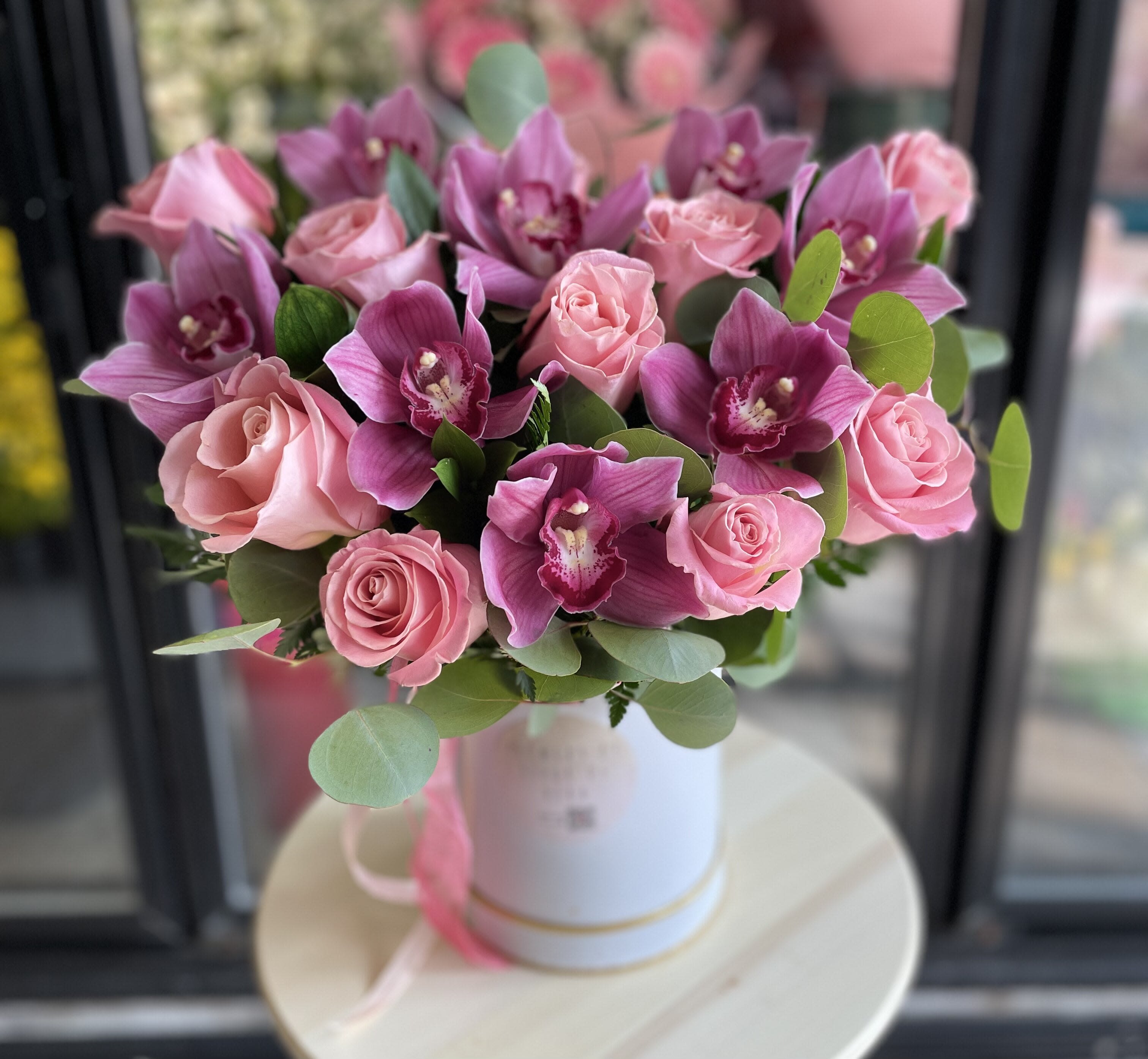 Pink roses with orchids box.      The photo shows a standard size. - On the first photo is a standard size.