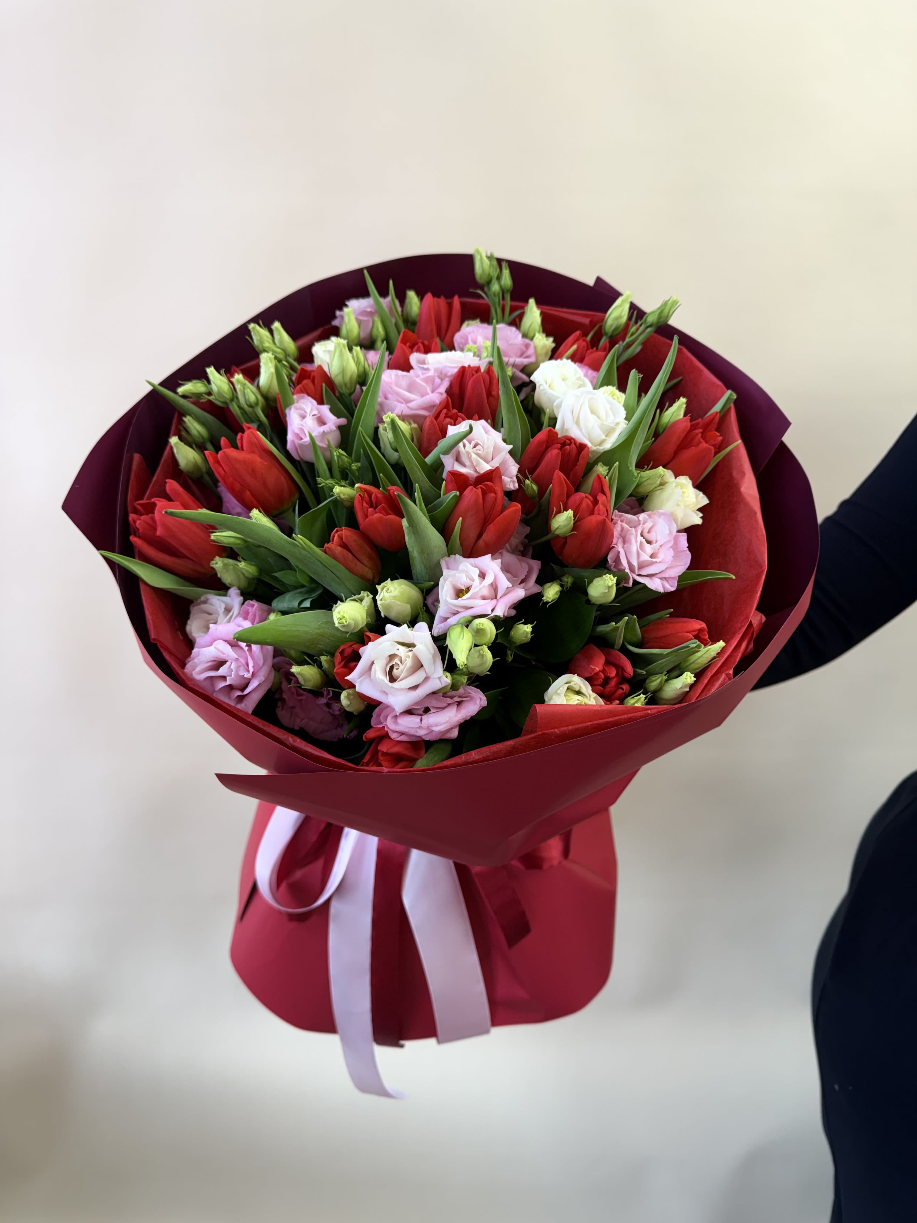 Love in Tulips.     The photo shows the standard size. - The photo shows the standard size.