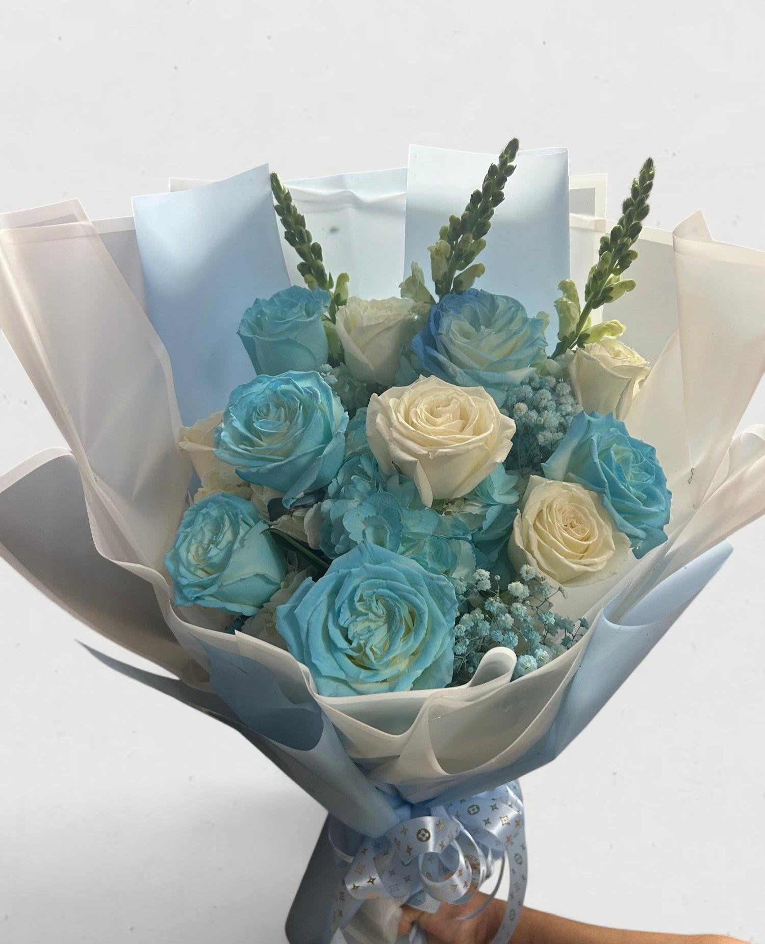 Magnifecent blue  - bouquet with white roses and blue roses snap flowers 