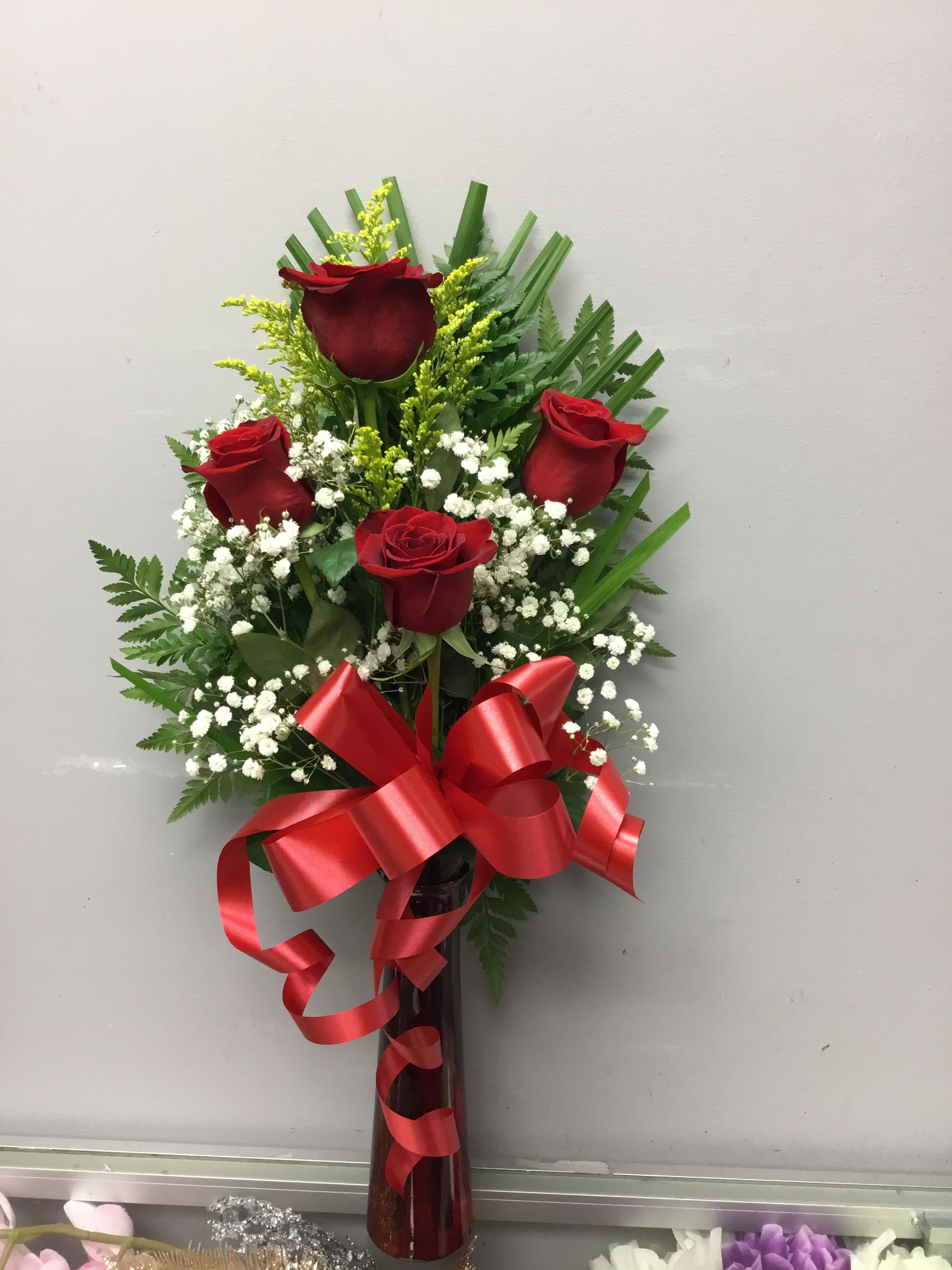 magical base  - 4 red roses in the base 