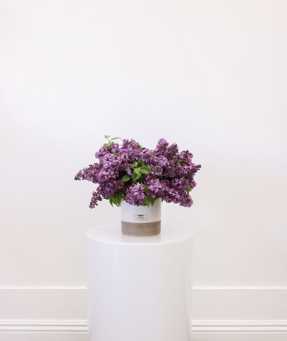 Lilacs bliss - This arrangement comes with a beautiful batch of lilacs. 
