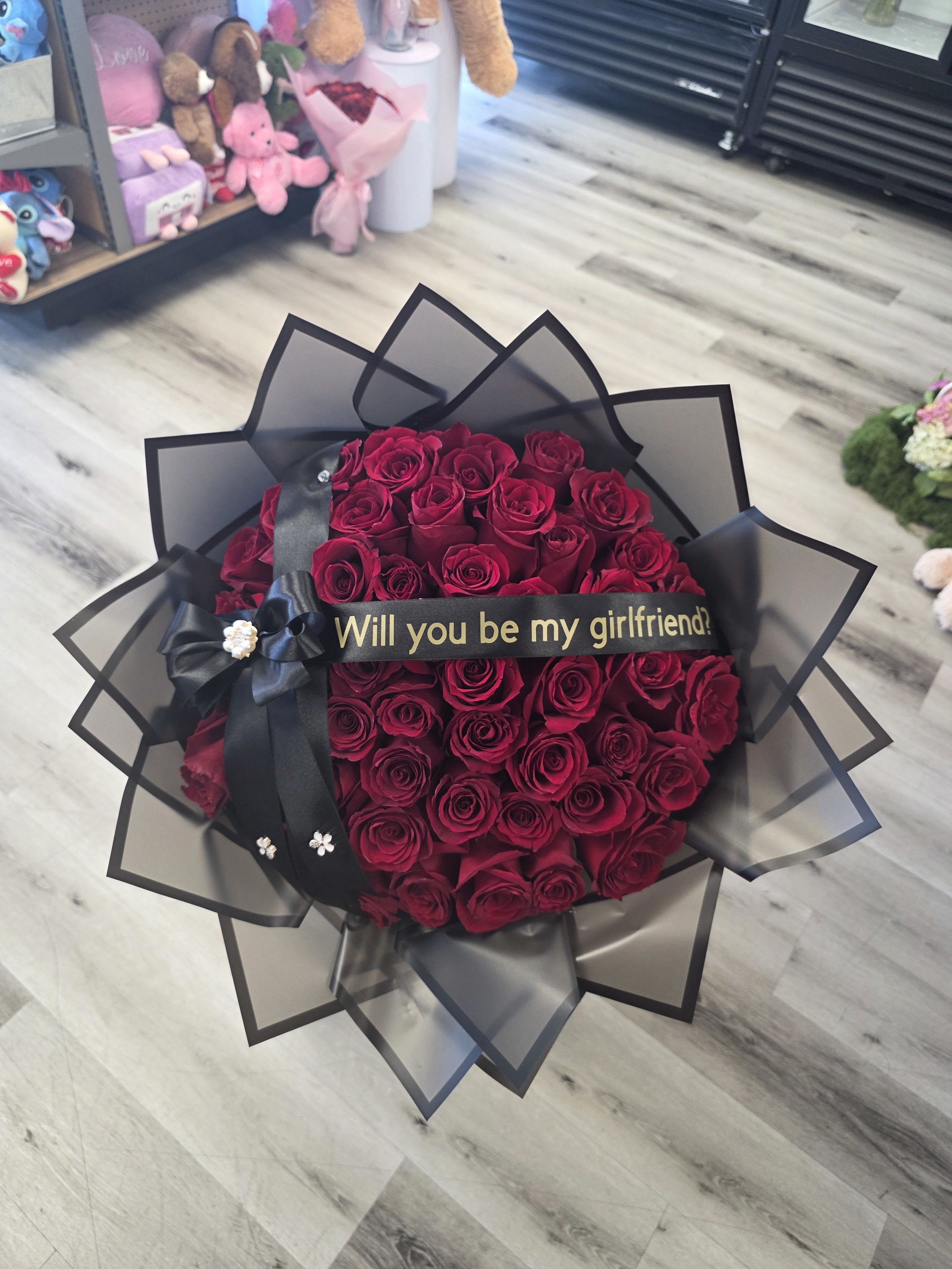 Ramo de rosas gigante - Bello ramo buchon de 75 rosas para tu ser amado ,haz sentir especial demostrando tu amor para: un Quieres ser mi novia  Happy birthday  Feliz aniversario  Elige tu mensaje (banda $10 extras)  