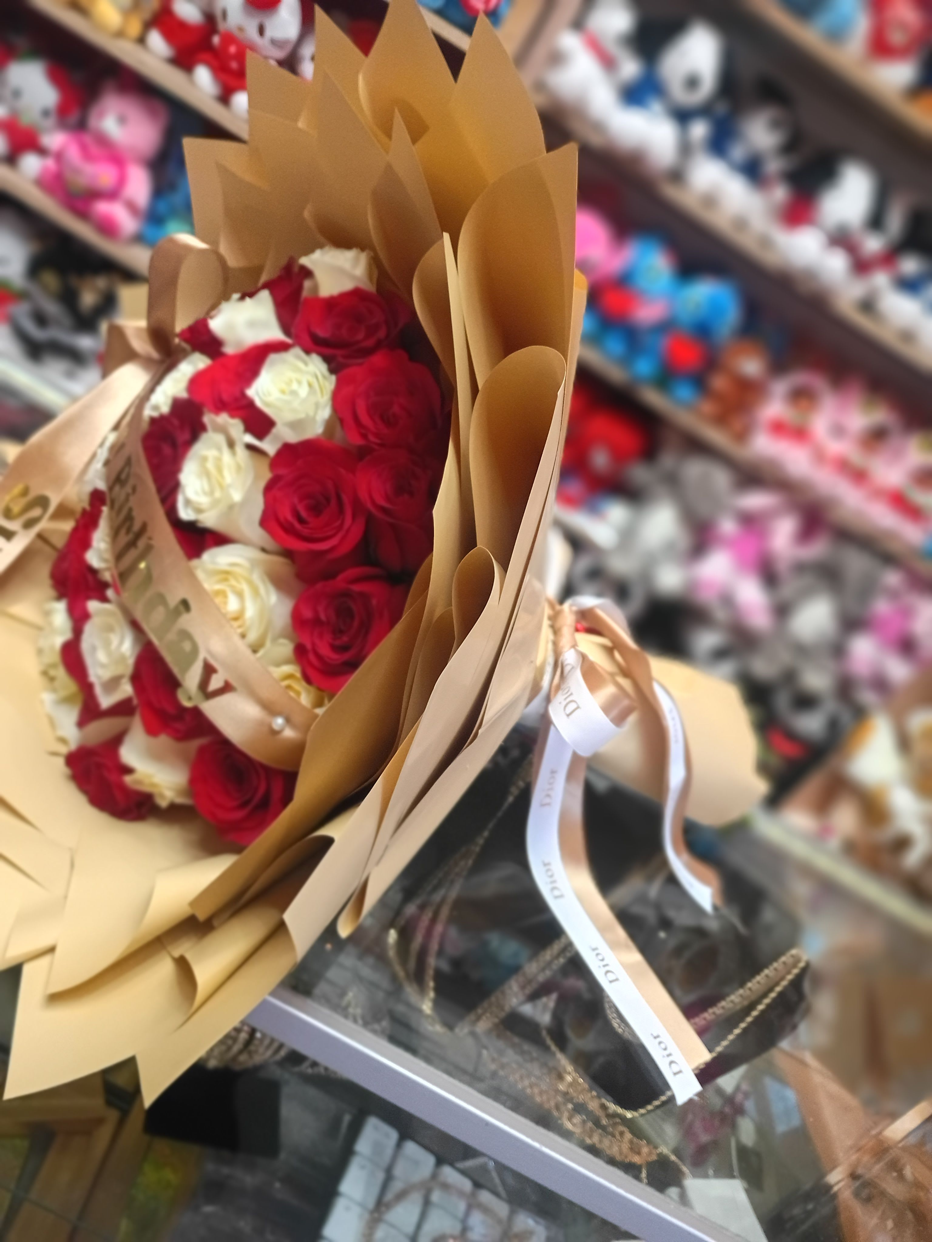 Ramo Buchon Birthday 50 roses - Hermoso Arreglo de 40 rosas convinadas en rojo y blanco con hermoso terminados en color crema beautiful arrangement of 40 roses in red and white with cream colored accents.