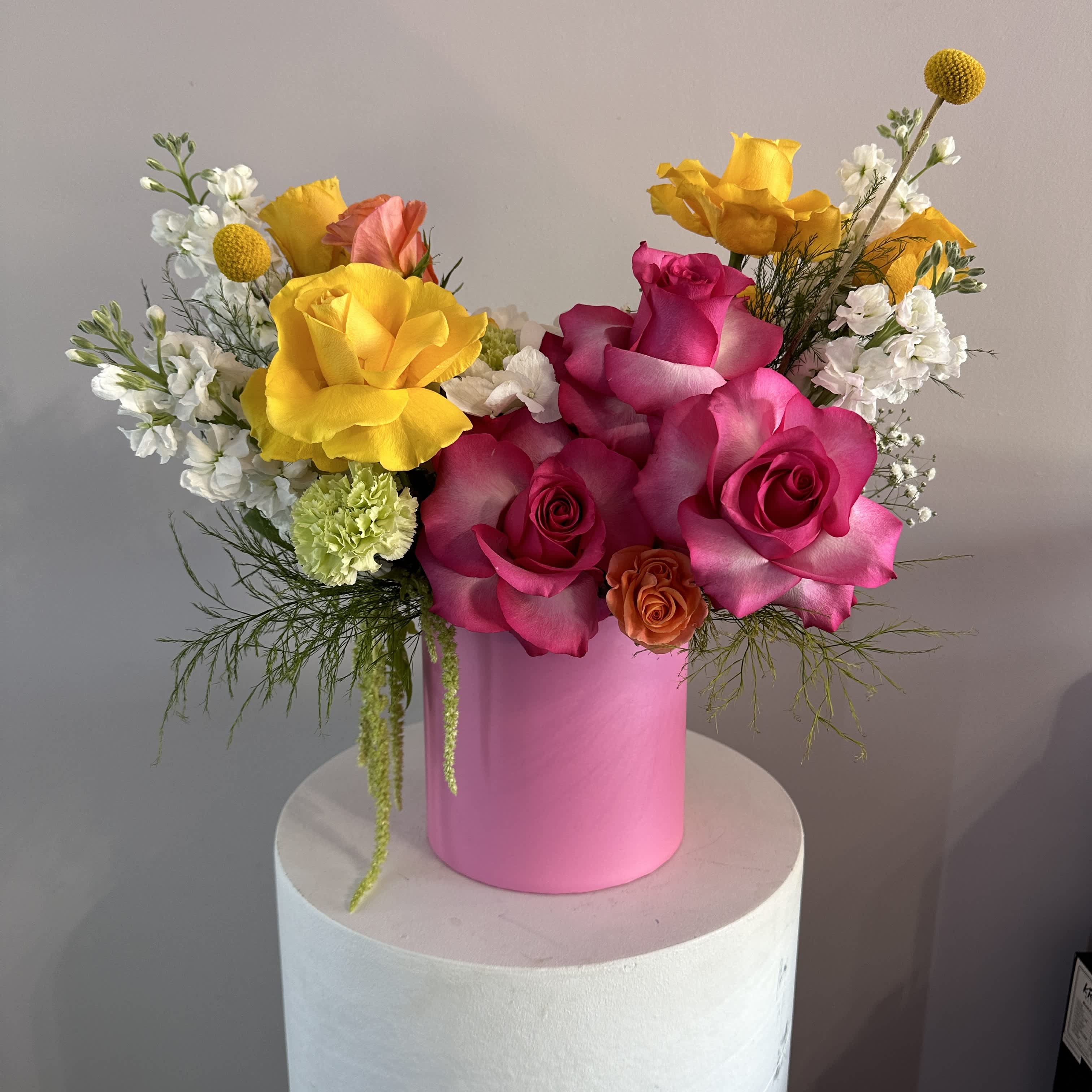 30S- Bright flowers Box - Our bright flower arrangements burst with vibrant colors and energy. Perfect for adding a cheerful atmosphere to any occasion.  STANDARD size is in the photo