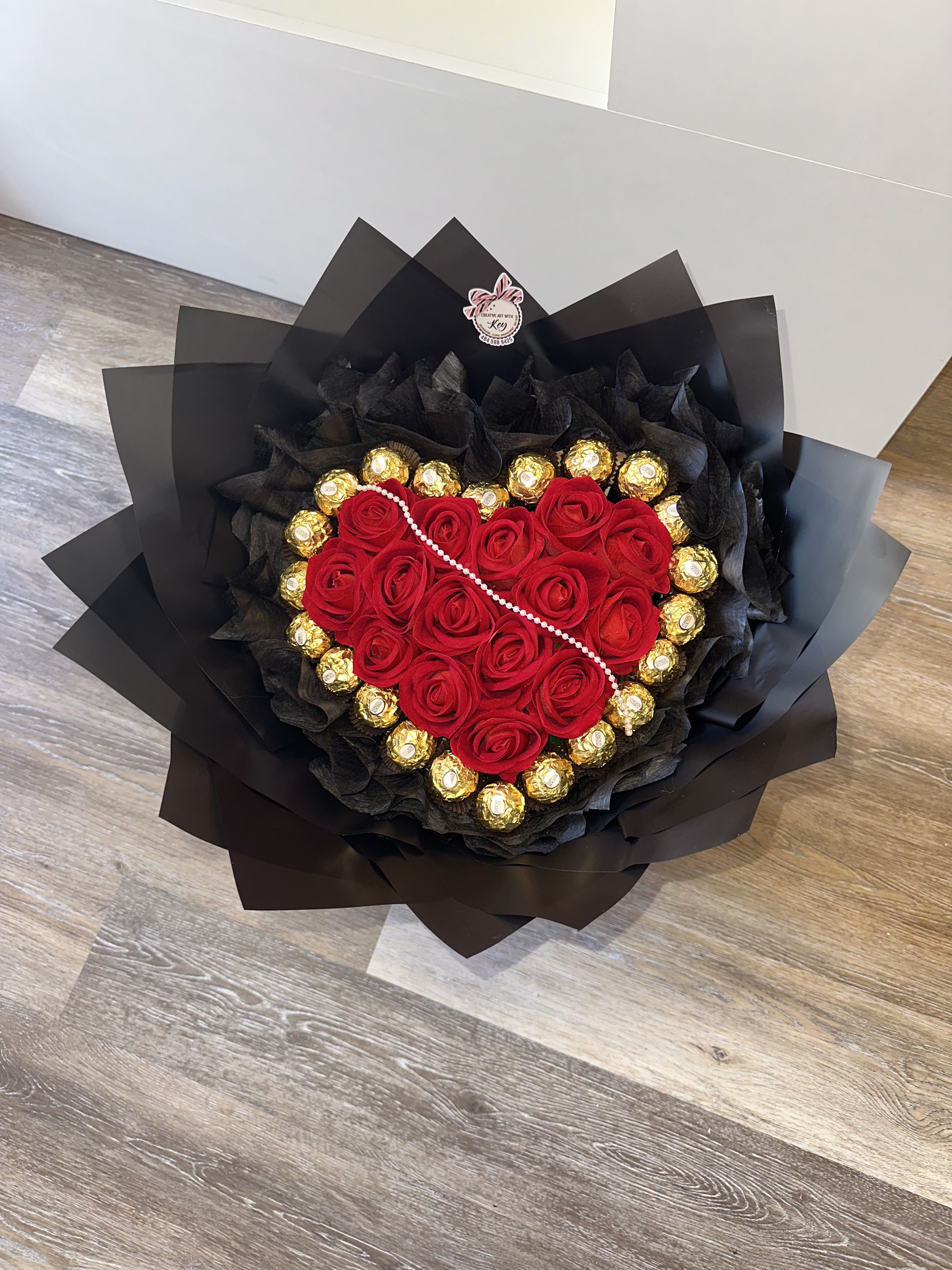 (SALE ONLY 1 AVAILABLE) Beautiful heart-shaped bouquet, Ferrero Rocher chocolates, pearls - Beautiful heart-shaped bouquet, Ferrero Rocher chocolates, pearls