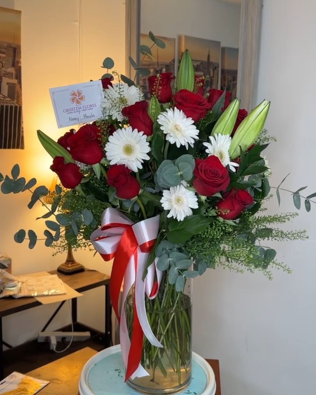 Florero con 24 rosas lirios y gerberas  - Florero con 24 rosas lirios y gerberas 