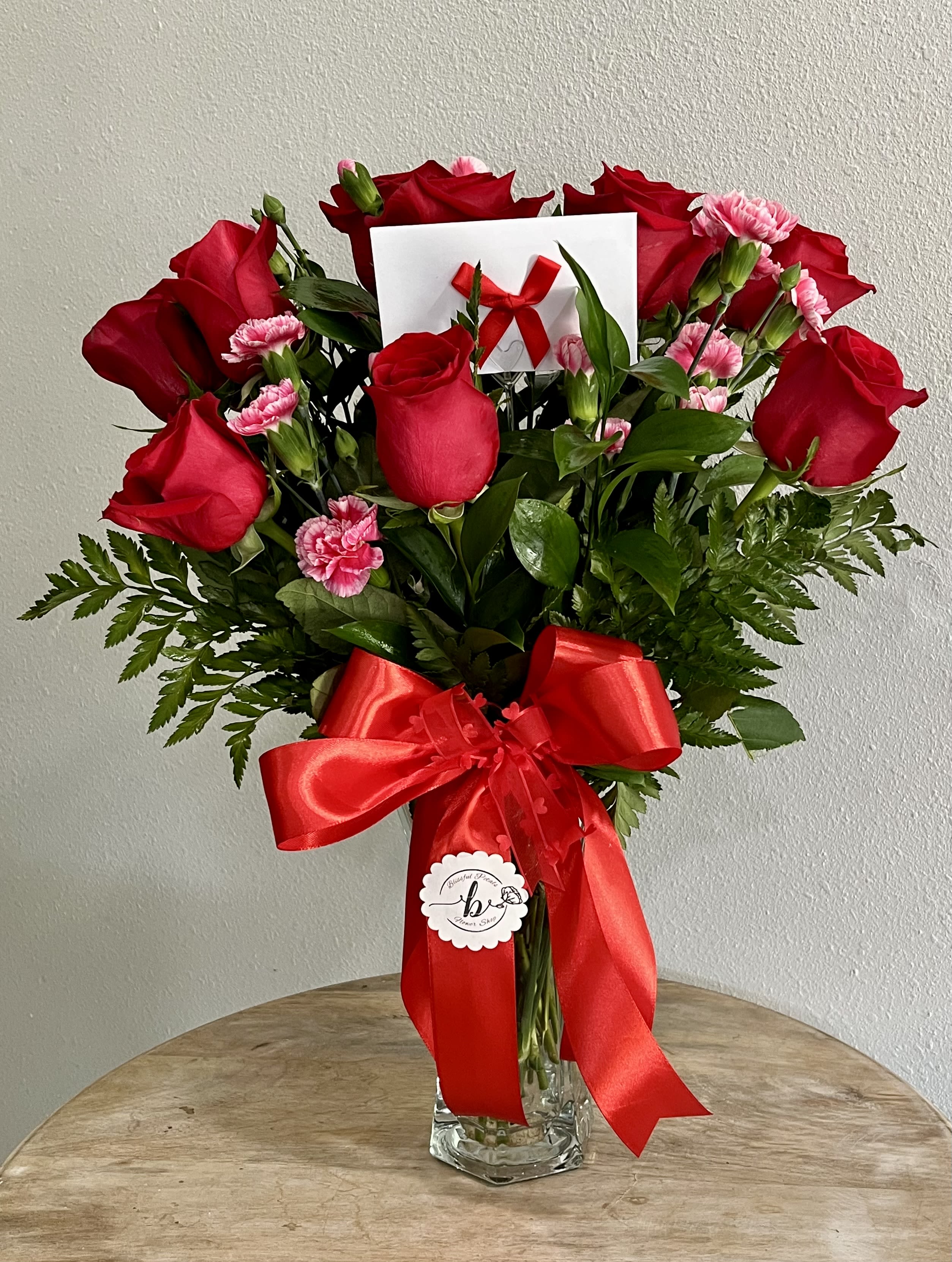 bouquet en base - Este bouquet consiste en rosas rojas en una base y con diferentes flores.