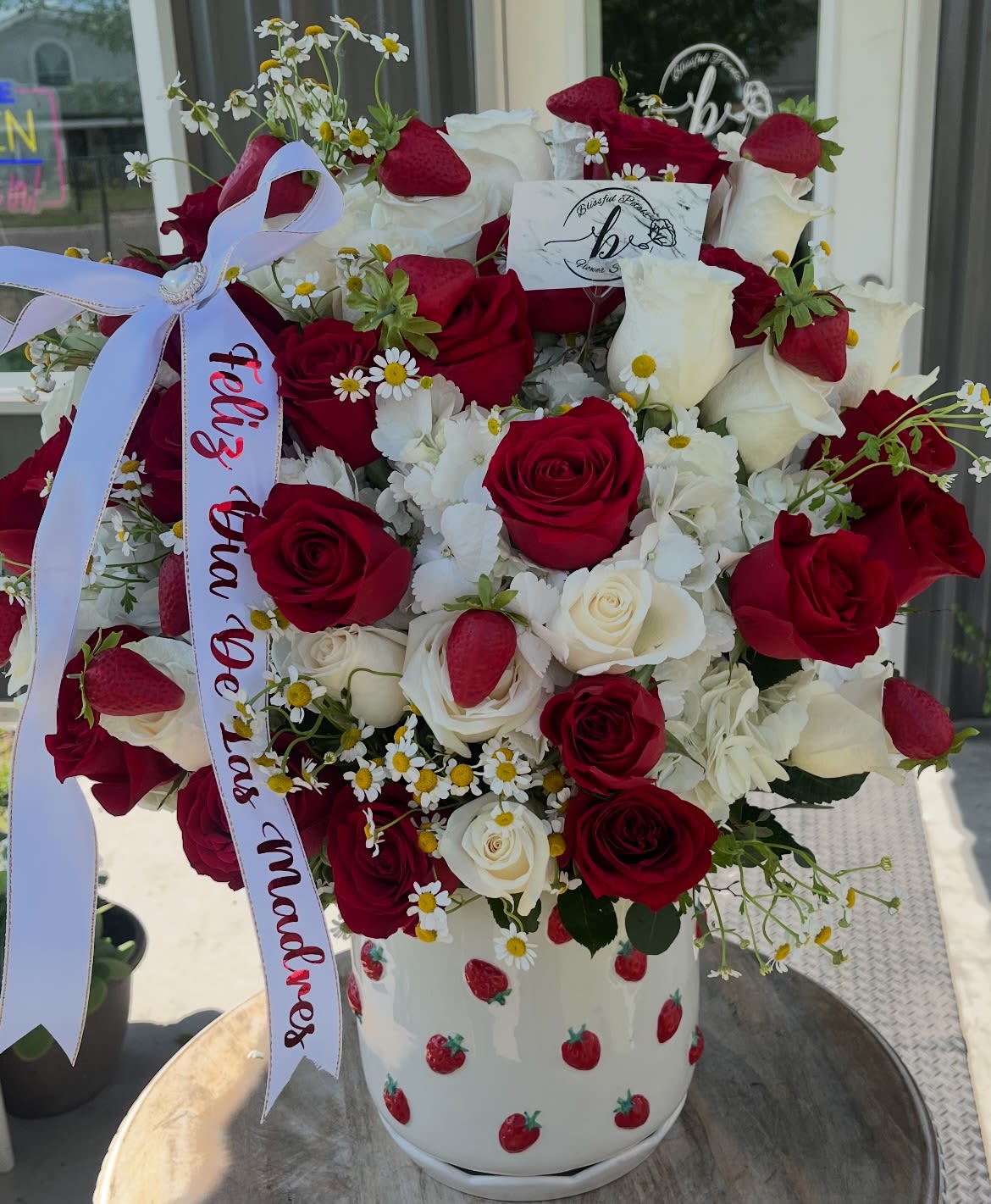 floreros - Tenemos estos floreros con rosas rojas y blancas y baby breath.