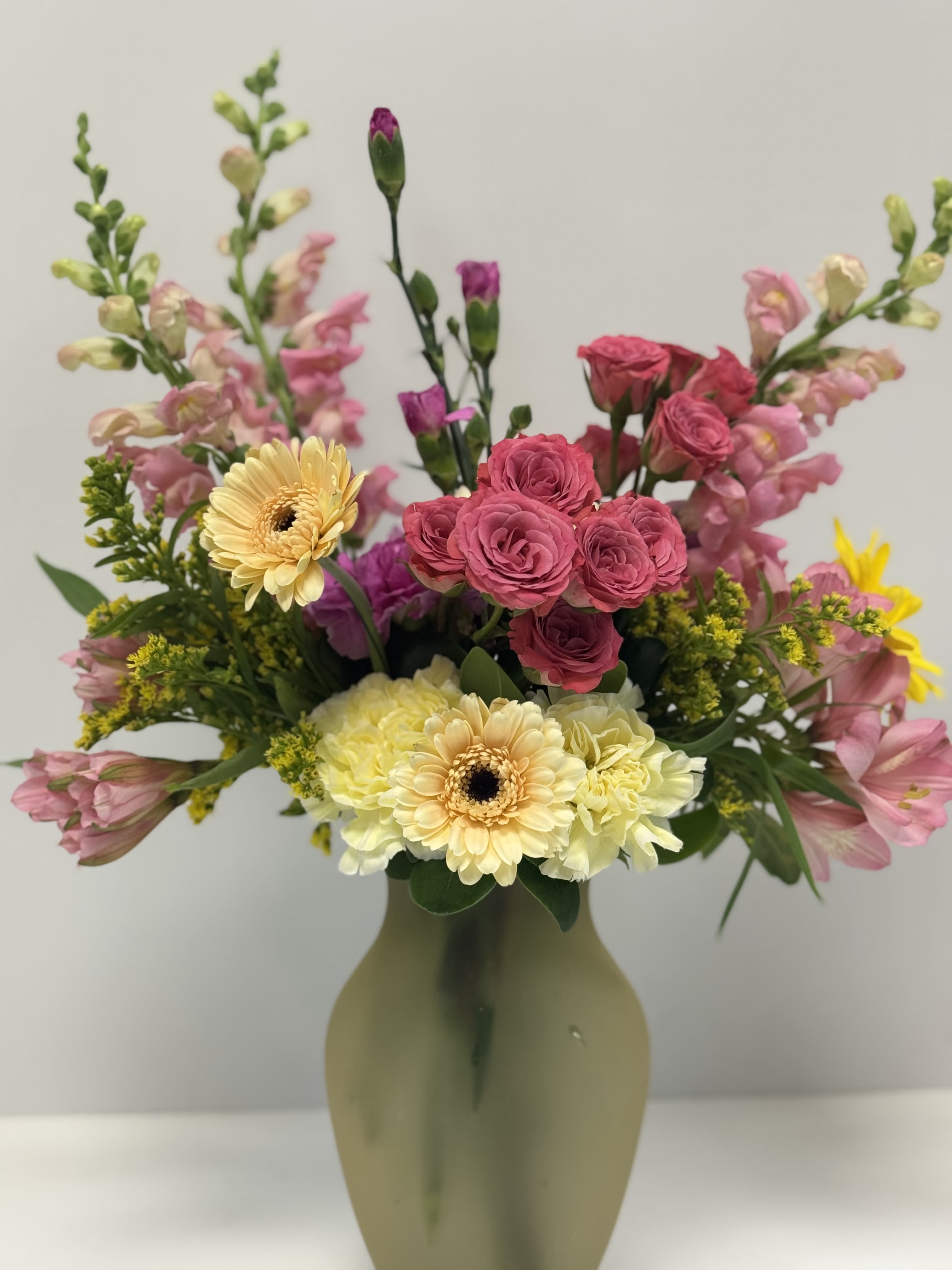 Winnie - Beautiful seasonal flowers in spring shades of pinks and yellows.
