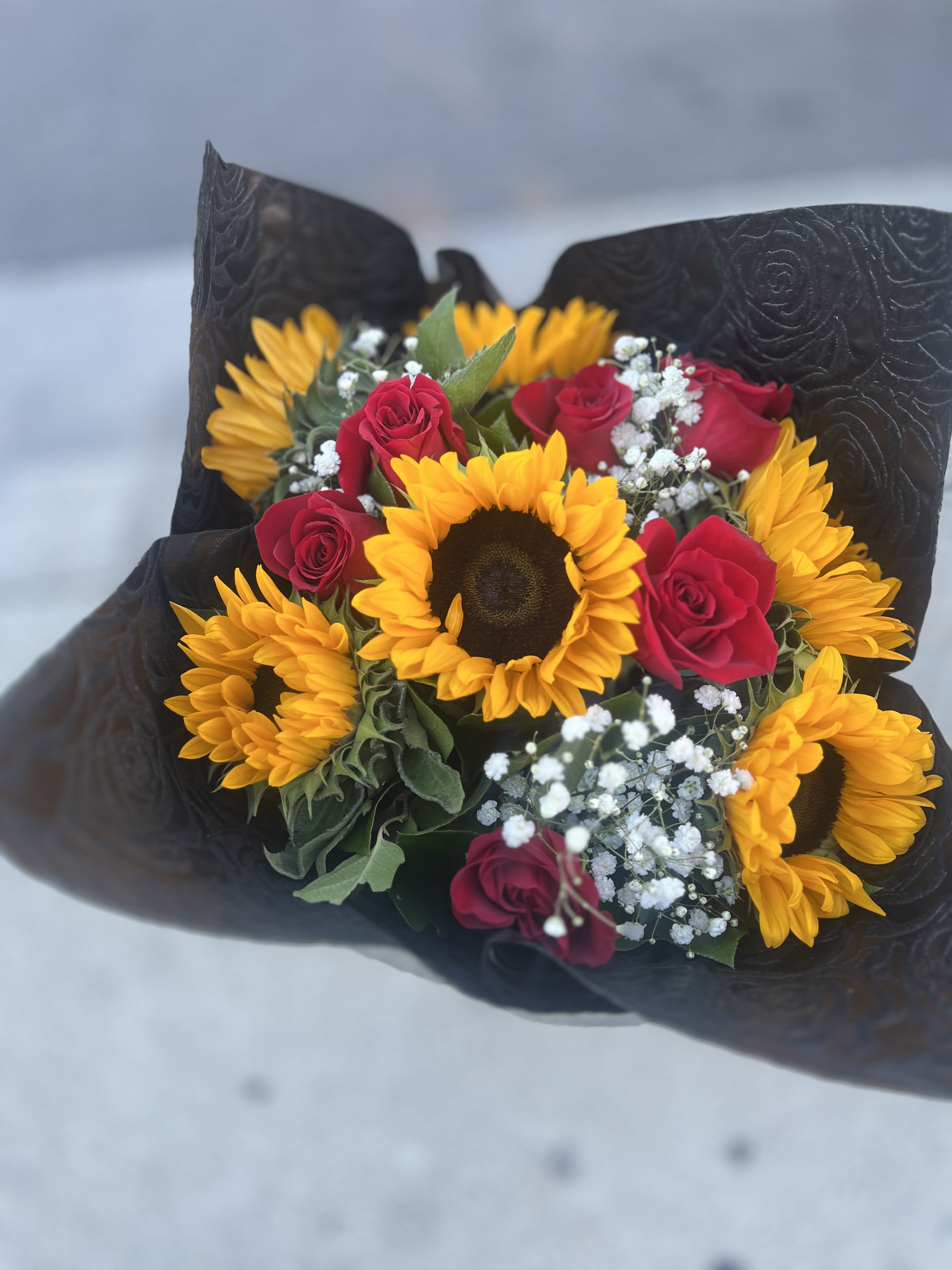 Dozen Red Roses And Sunflowers  - Buyer will receive 6 Red Roses and 6 sunflowers 