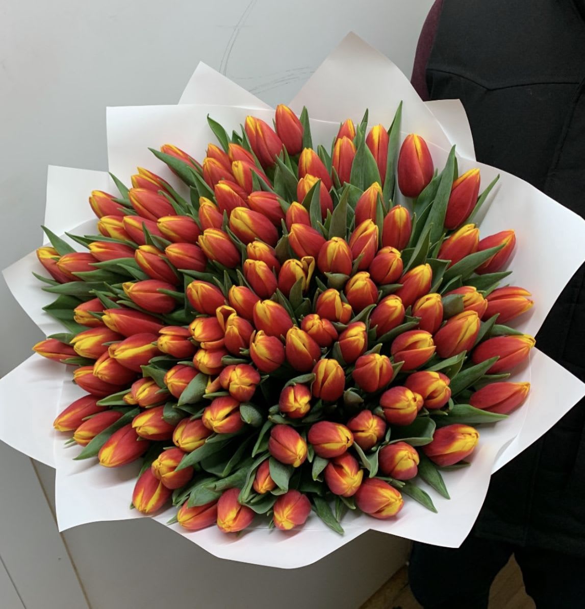 № 190 - THE PHOTO SHOWS THE PREMIUM SIZE  - The photo shows the premium size.  Standard size - 50 tulips  Deluxe size - 70 tulips  Premium size - 100 tulips 