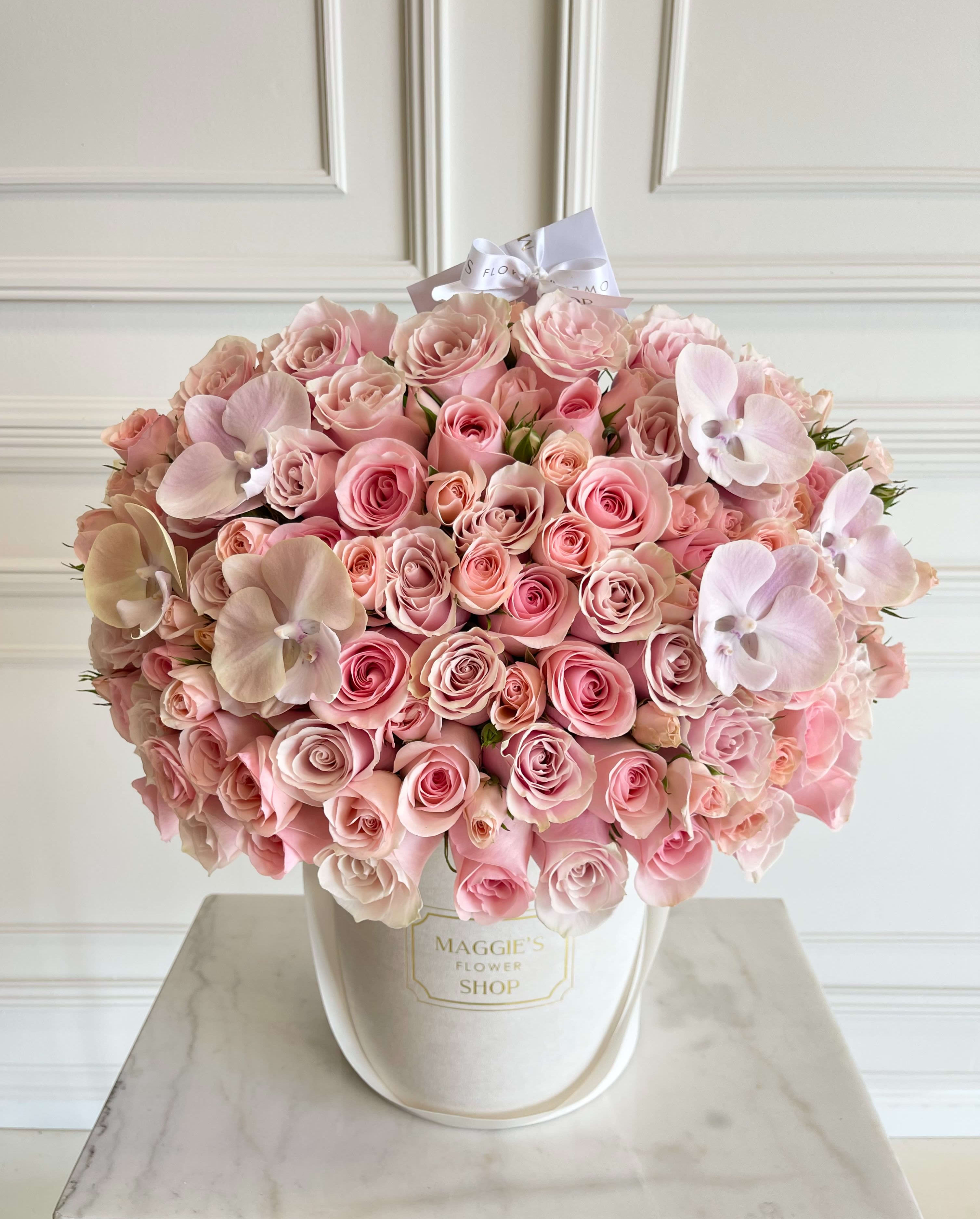 MFS Blush Rośe Box  - Signature Luxury Suede Box  Blush pink/ light pink roses  Pink mini roses  Phalaenopsis orchids   *Our signature beige suede box is currently out of stock   Black suede box and grey suede boxes are available. Under florist instructions (during the checkout process) let us know which color box you would prefer.  #385