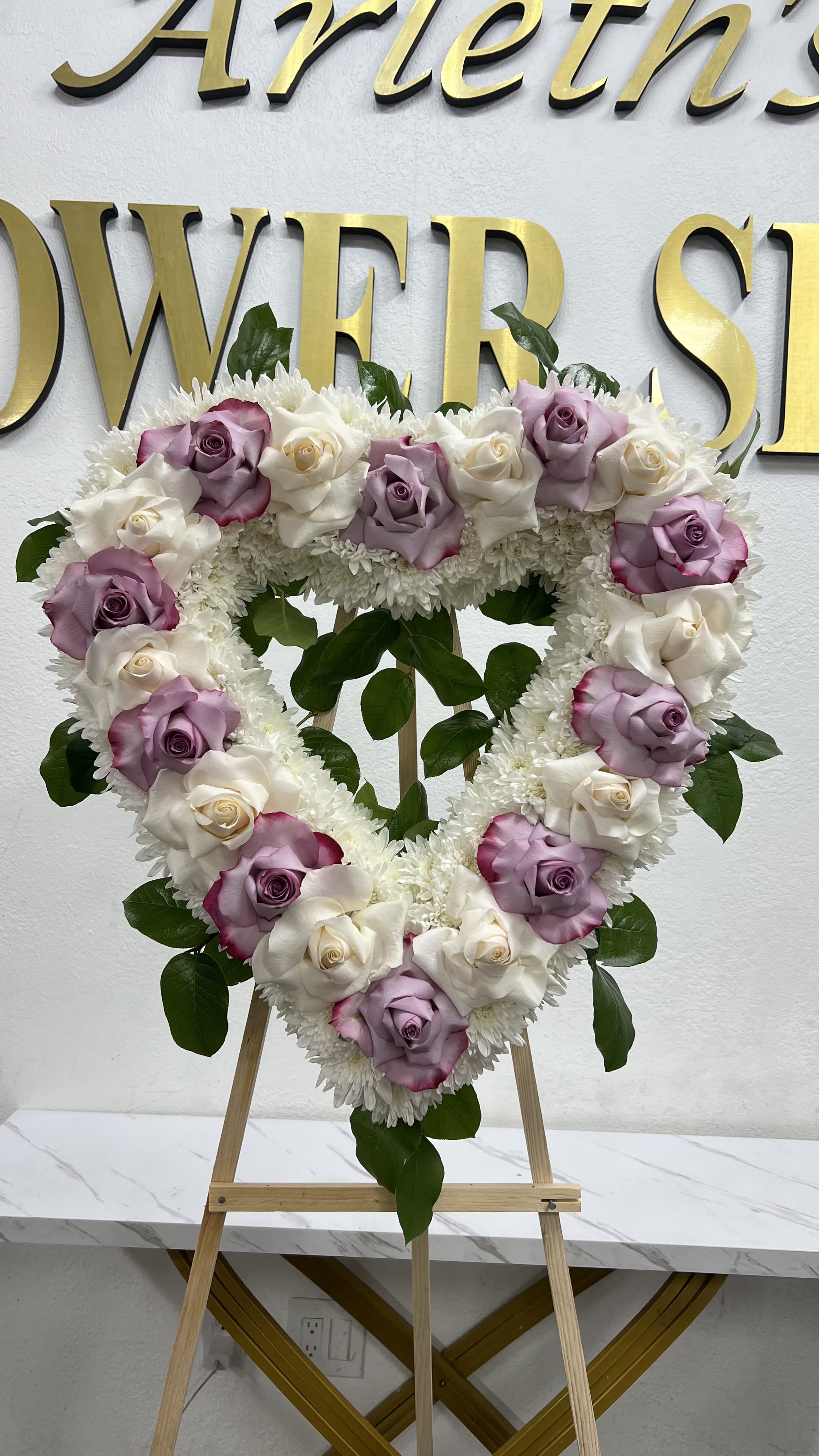 Médium Heart With Purple And White Roses - Buyer will receive a Médium Heart