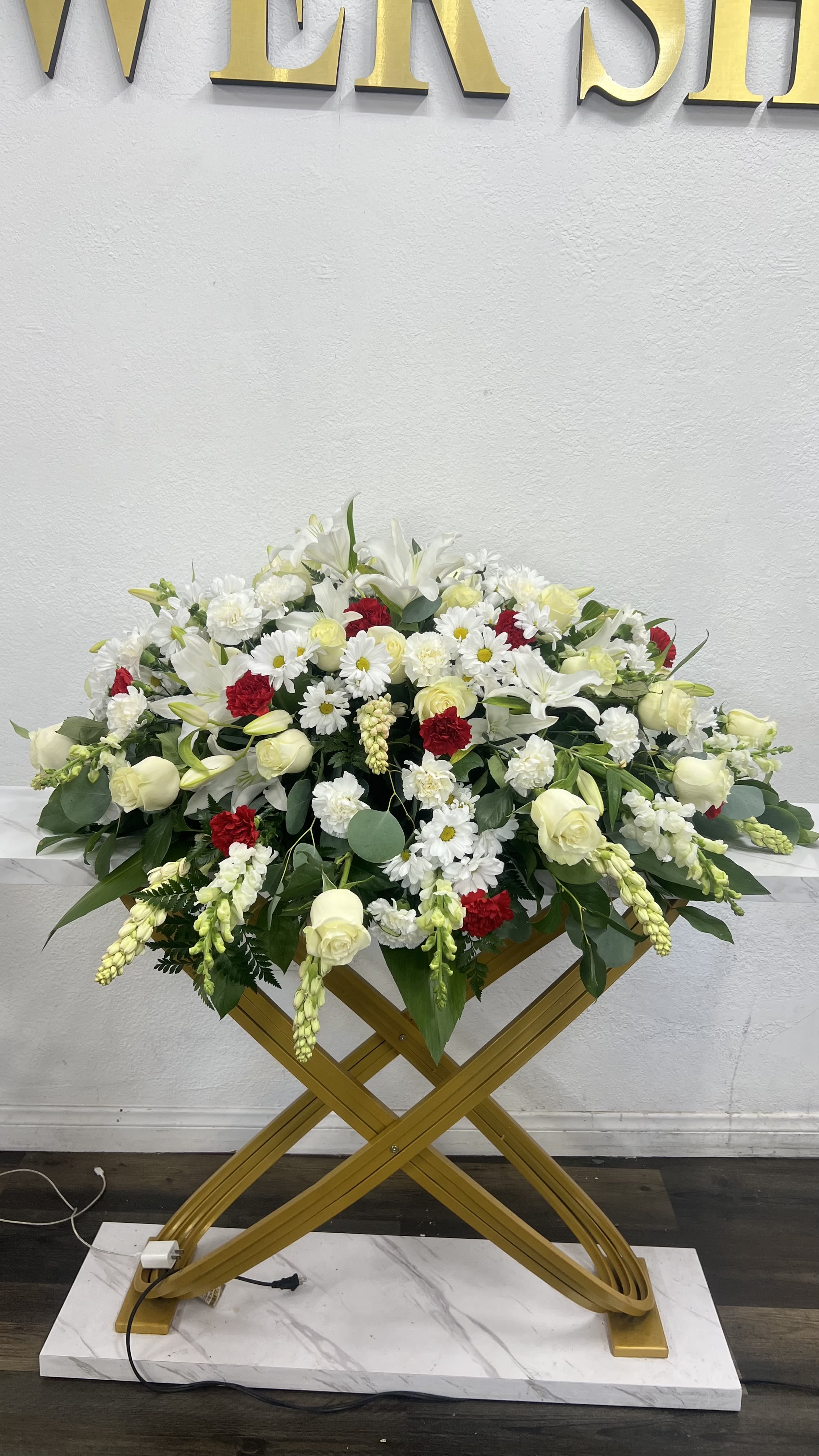 Médium Casket With Mixed Flowers - Buyer will receive a Médium Casket 