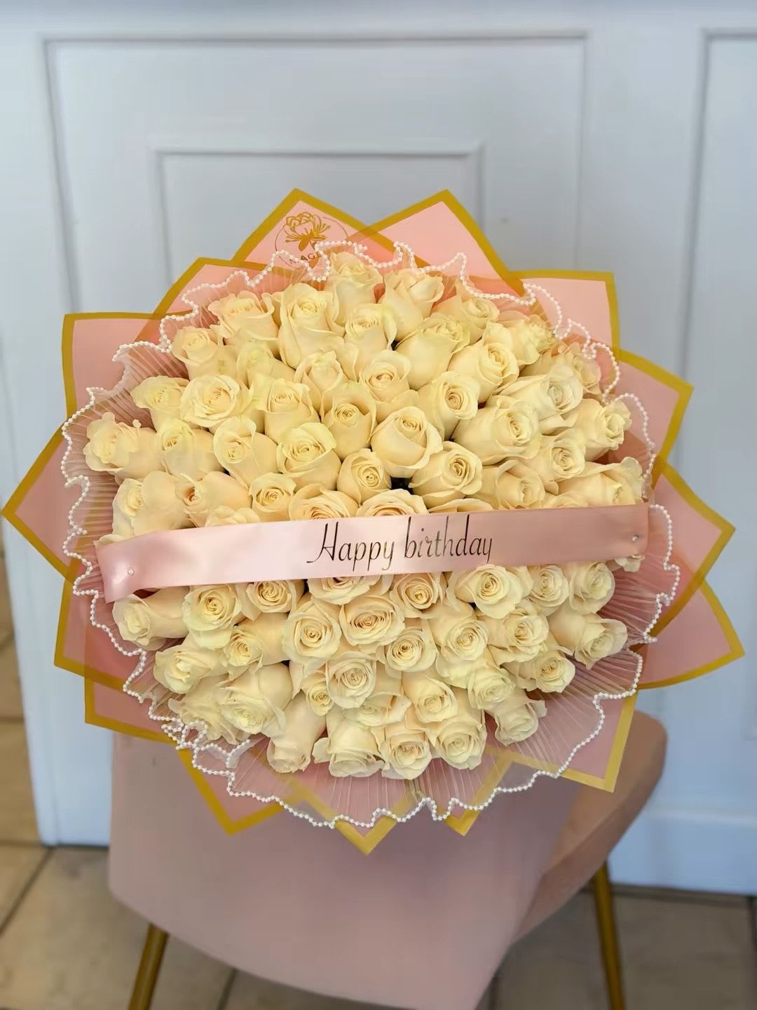 VELVET IVORY - A bouquet of Vendela roses in soft shades of white and ivory, thoughtfully wrapped to convey elegance, delicacy, and sophistication for every special occasion.  Un bouquet de rosas vendela en tonos suaves entre blanco y ivory, cuidadosamente envuelto para transmitir elegancia, delicadeza y sofisticación en cada celebración.