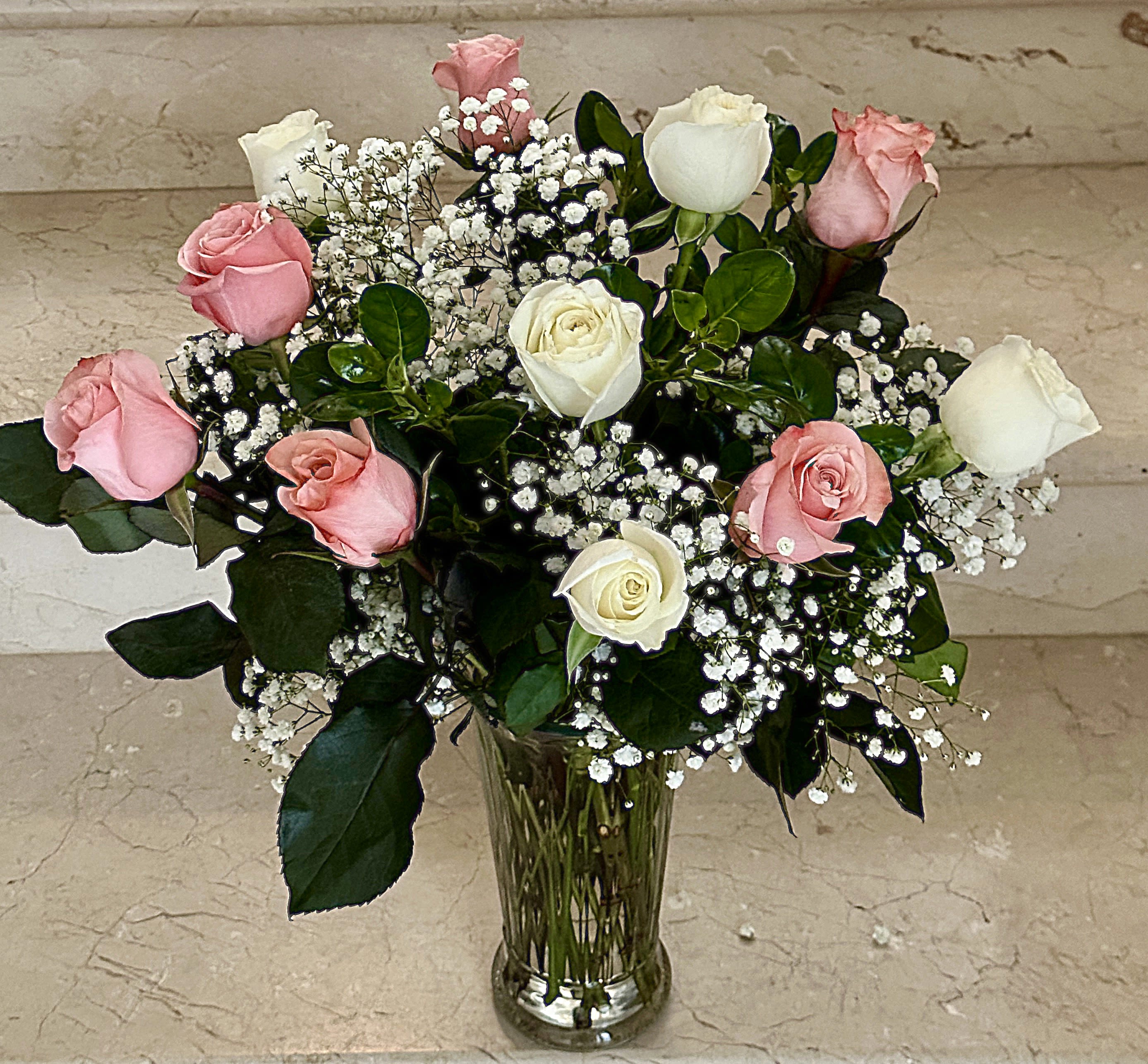 12 Roses arranged in a vase (6 Light Pink and 6 White Roses) - 12 Roses arranged in a vase (6 Light Pink and 6 White Roses)