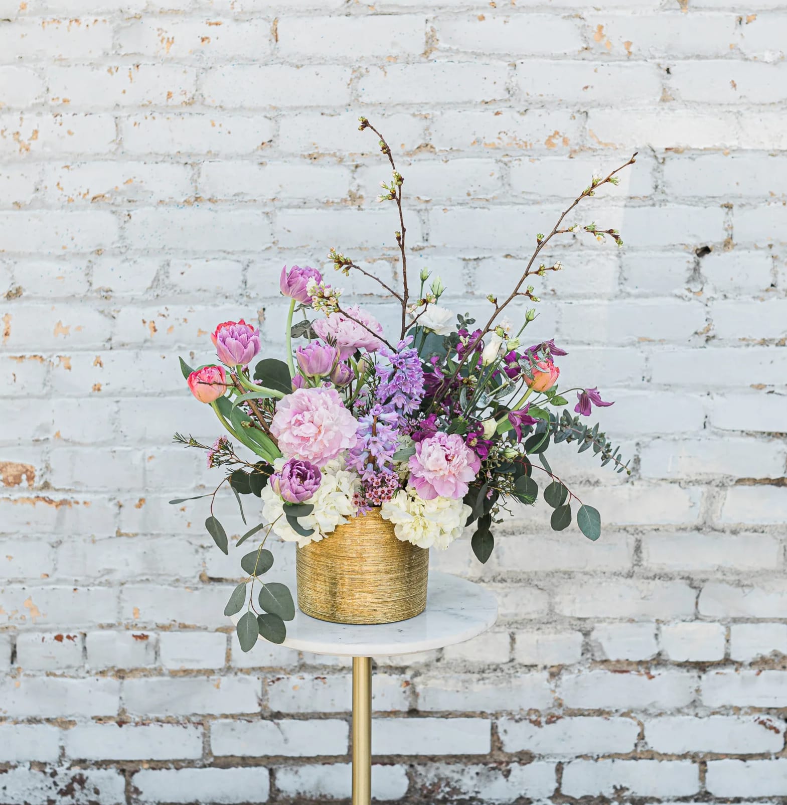 The Nikki - The Nikki comes arranged with a stunning mix of soft, gorgeous premium blooms and textures, all eloquently designed in one of our hand-picked designer vases.  Pictured is [DELUXE]
