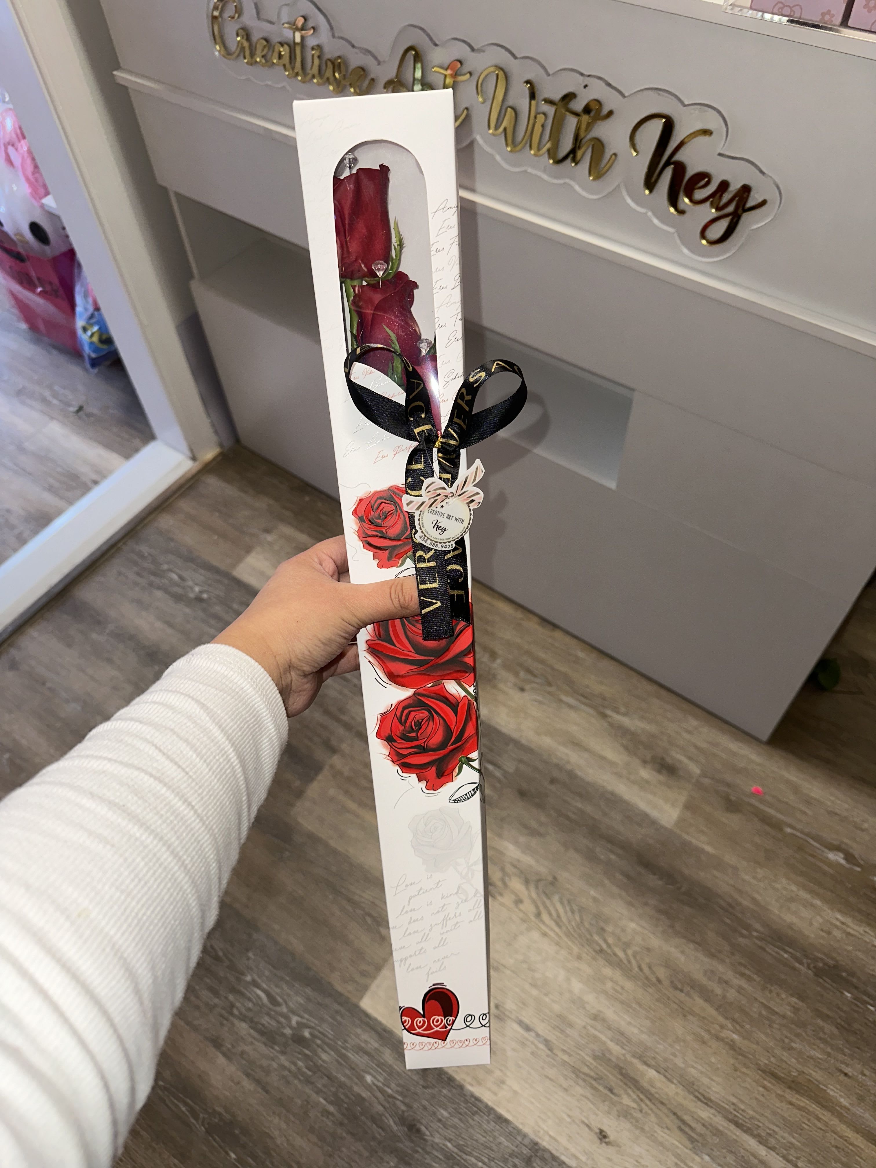 VERSACE BOX WITH 3 ROSES - BOX WITH VERSACE RIBBON, 3 NATURAL ROSES,