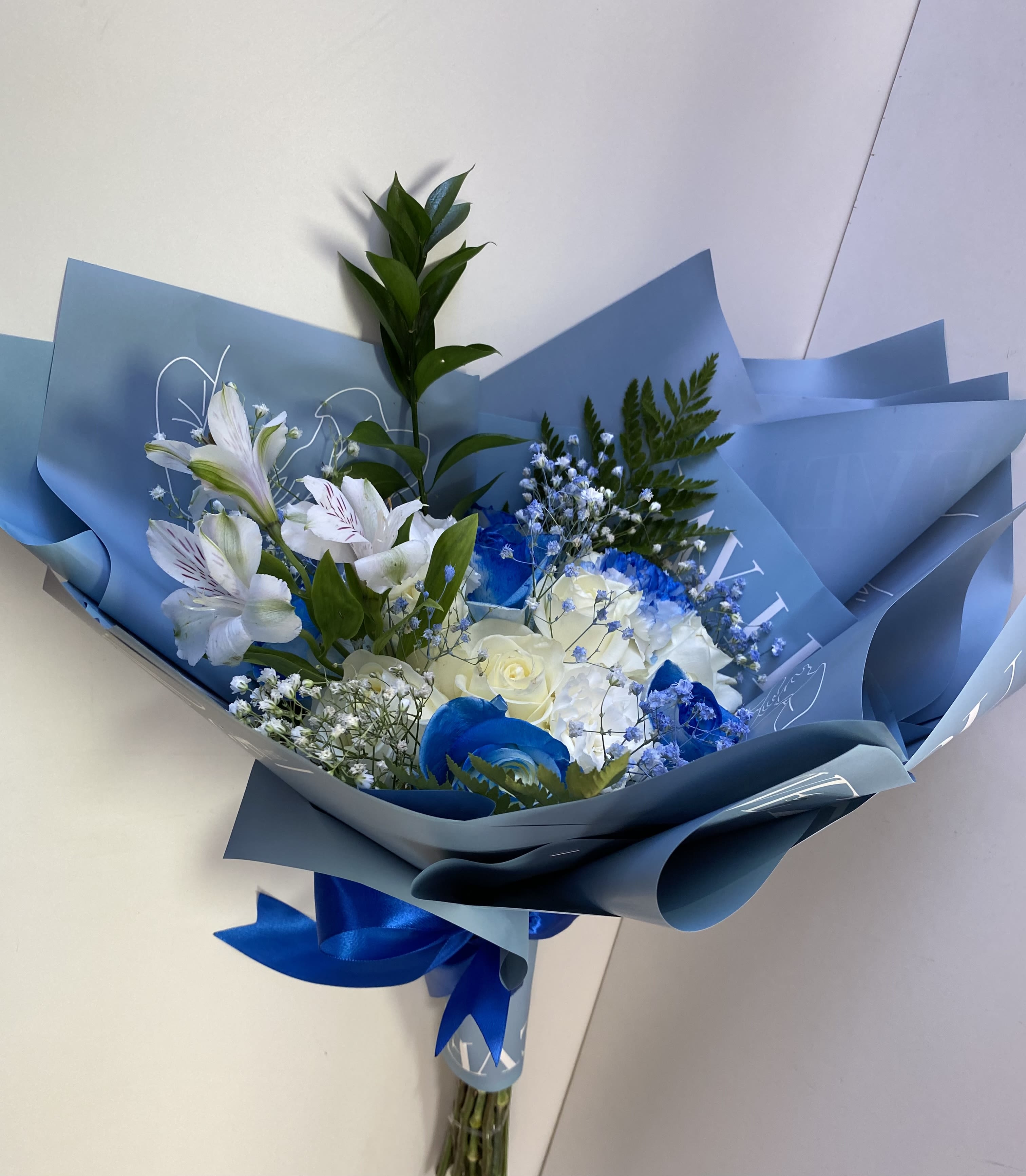 Royal Blue Bouquette - Bouquete with 4 white Roses, 4 blue Roses, 4 white carnation, , highlighting 1 Alstroemeria ; baby breath , and the greenery 1 Ruscus Israeli and leatherleaf ; it’s a perfectly harmonious combination.