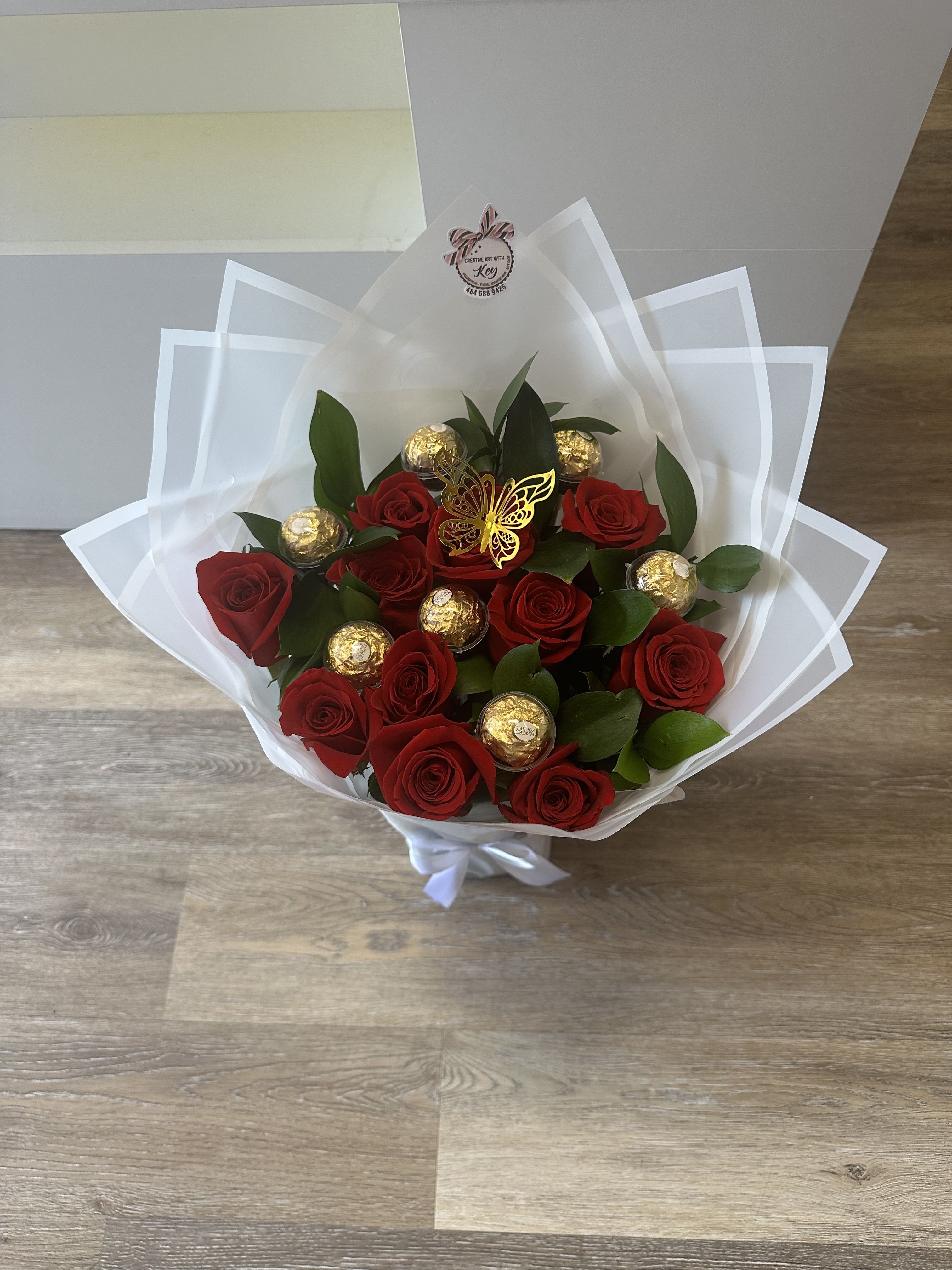 Beautiful red roses, Ferrero Rocher chocolates encapsulated in acrylic - Beautiful red roses, Ferrero Rocher chocolates encapsulated in acrylic