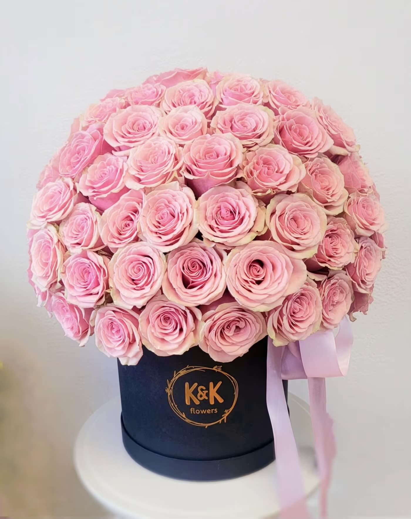 100 Roses In a Hatbox  - 100 premium pink roses in a (10in. x 10in.) Hatbox.   If You want a bouquet with a twist, choose our flower boxes like our hat boxes for an elegant look. Flowers in boxes don’t need vases. That makes it perfect for transportation and keeping flowers hydrated and secure.