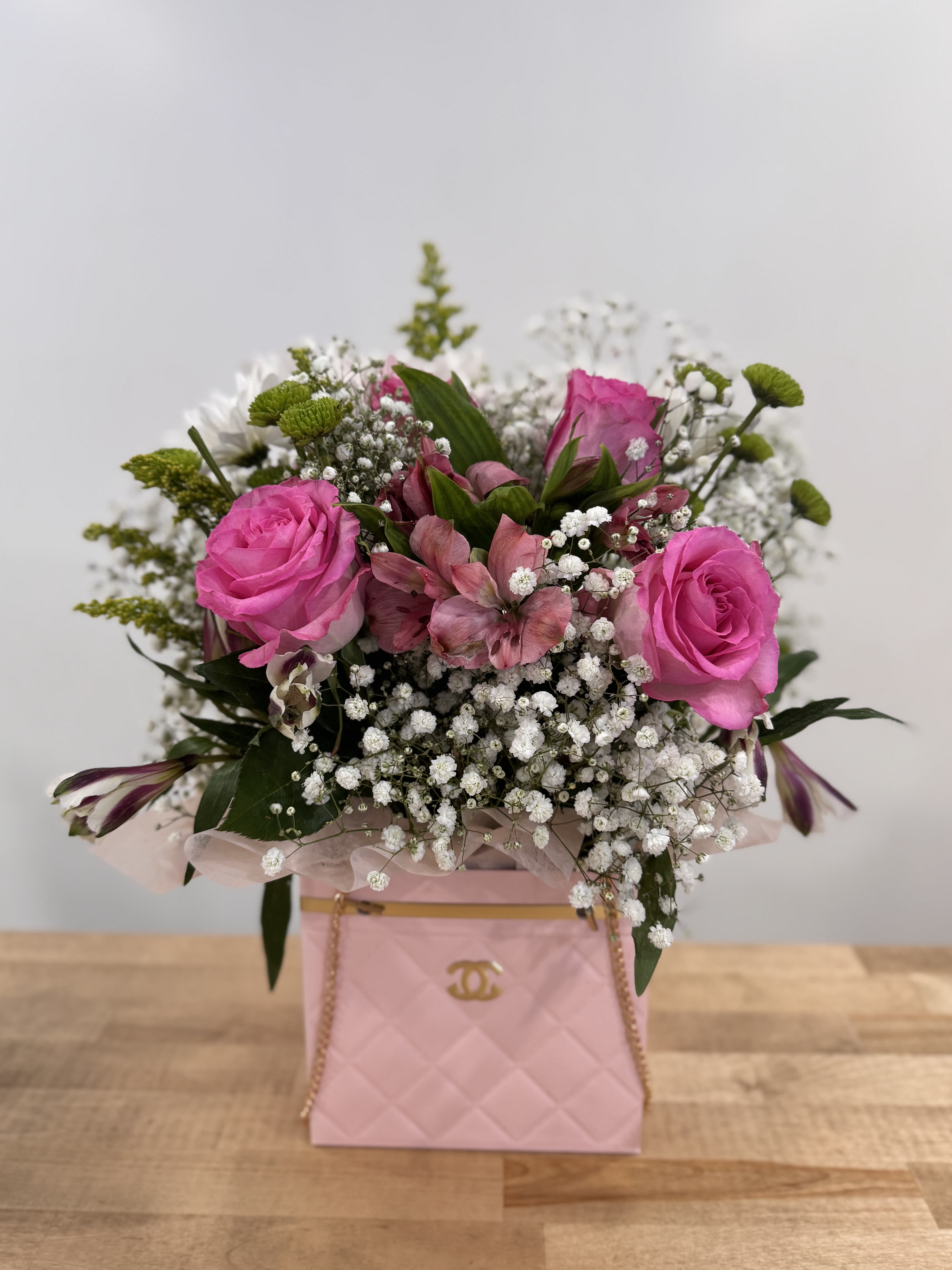 Pink love - Pink Roses, baby breath, daysies and alstroemeria in a brautigul box!