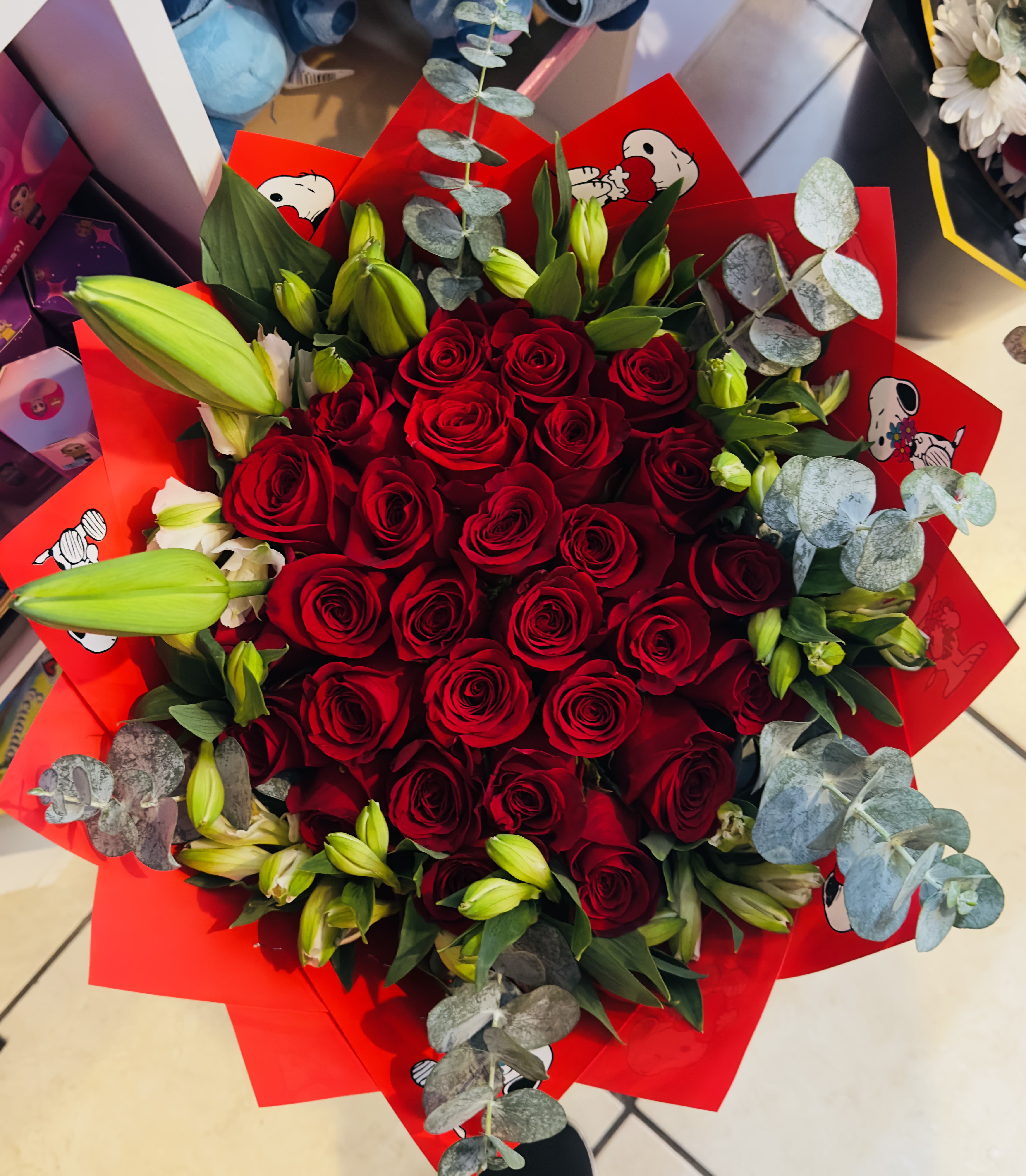 Snoppy floral  - Beautiful bouquet of 25 roses with astromelia, oriental lilies and eucalyptus, ideal for any occasion  If you want a different color of paper you can request it at the time of making your purchase