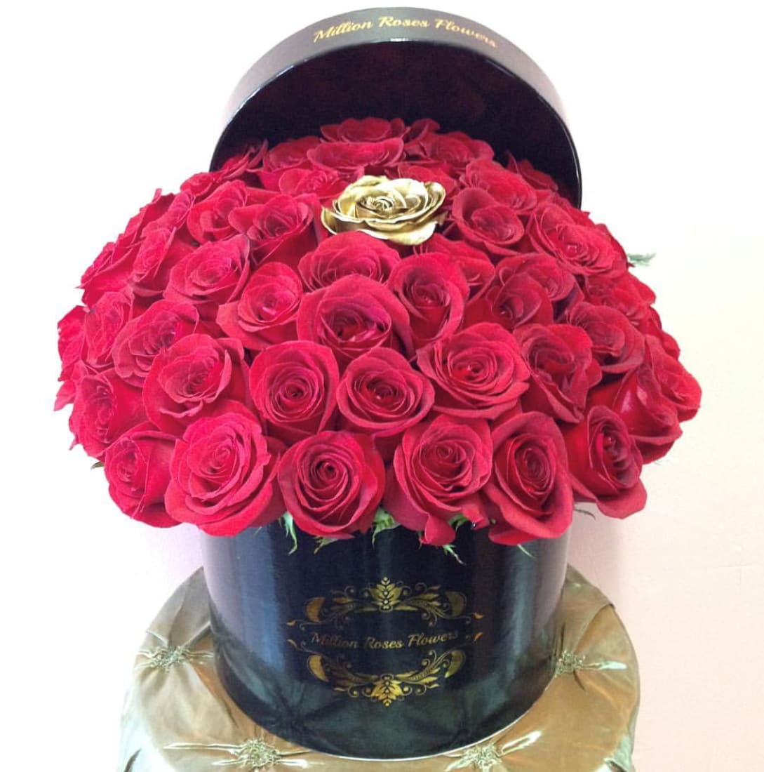 RED ROSES WITH GOLD IN MIDDLE IN ROUND BLACK BOX - RED ROSES WITH GOLD IN MIDDLE IN ROUND BLACK BOX