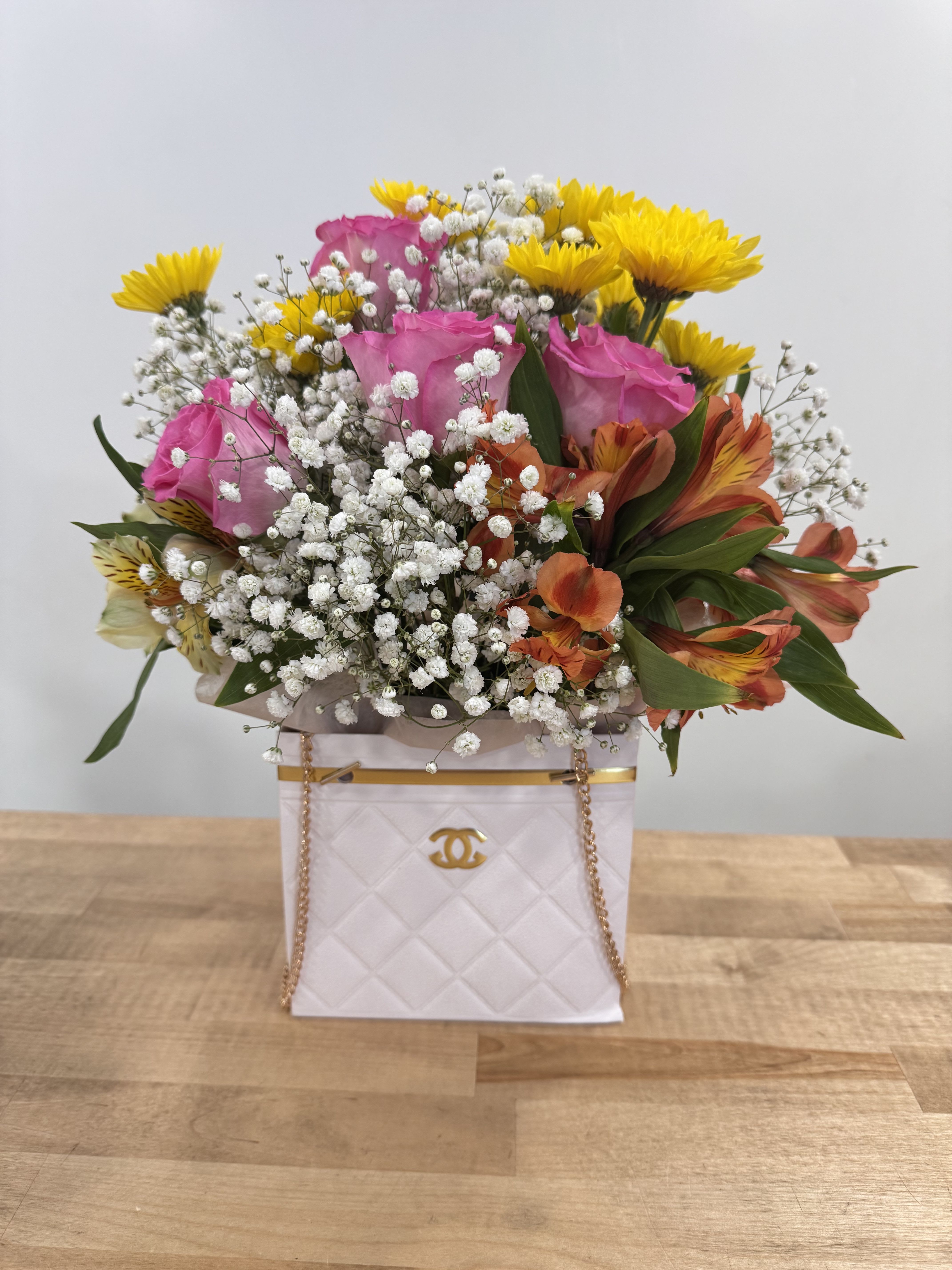 Box for mom - Pink roses, alstromeria, babybreath and daydies gerberas!