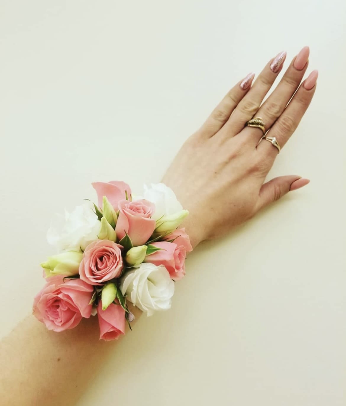 Corsage.  One size. - One size. If you want other corsage color please write in special instruction