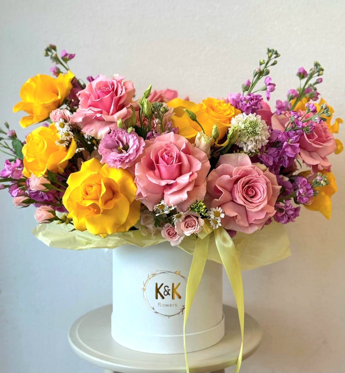 French Hat Box Yellow and Pink - Mixed flowers, including French roses, range from romantic and gentle to edgy and interesting. If you want a bouquet with a twist, choose our hat boxes for a more elegant look. It’s a beautiful and convenient way to transport flowers. Flowers in boxes don’t need vases, which makes them perfect for keeping flowers hydrated and secure.