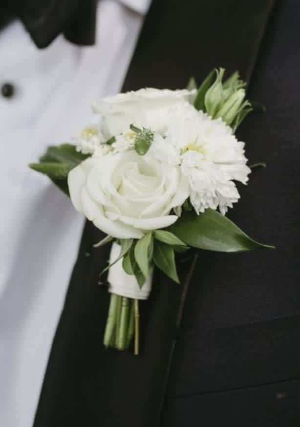 Boutonnière  - We offer blush and neutral color palette options! Please put your selection under "florist instructions" when checking out. Please also give us a brief description of your attire! 