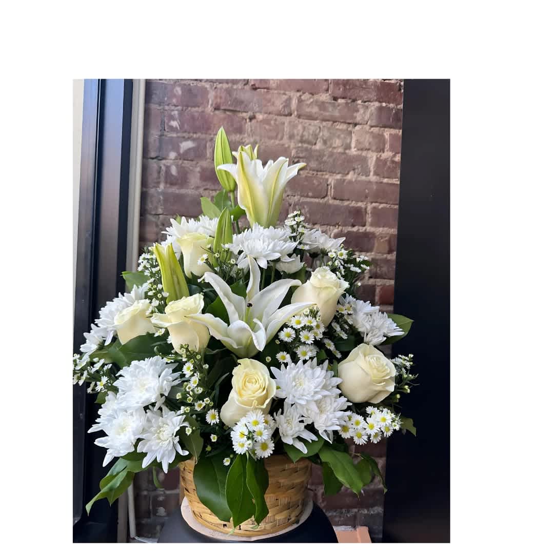 Essence of peace - This elegant floral arrangement in all-white tones evokes purity and tranquility. With a selection of strawberry flowers such as roses, lilies, and daisis, each flower brings its unique texture and beauty, creating a harmonious and sophisticated ensemble. (variation of flowers)