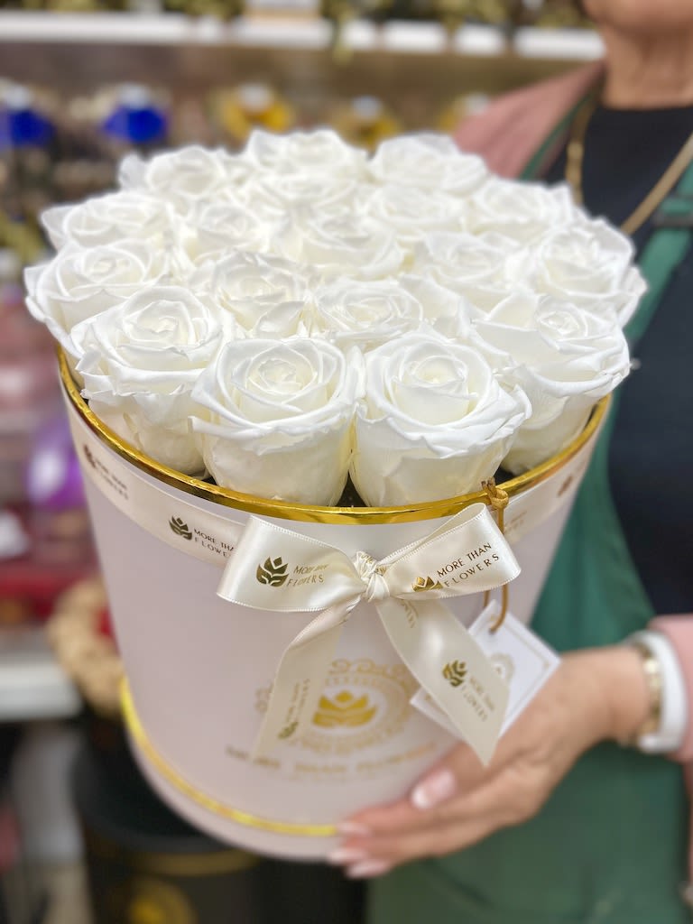 Eternal Roses Round Box - White Box, White - Round Box Eternal Roses: We stopped the clock for our preserved roses to experience our Preserved Deluxe Collection timelessly. Decorated in our signature boxes and completed with a bow and a personalized card message, trendy and fancy. (22-24 Large Roses / 16-18 XL Roses) Last up to 3 years. Avoid direct sunlight, dust, water or excessive heat. *Available for Nationwide Shipping (5-7 days shipping time)